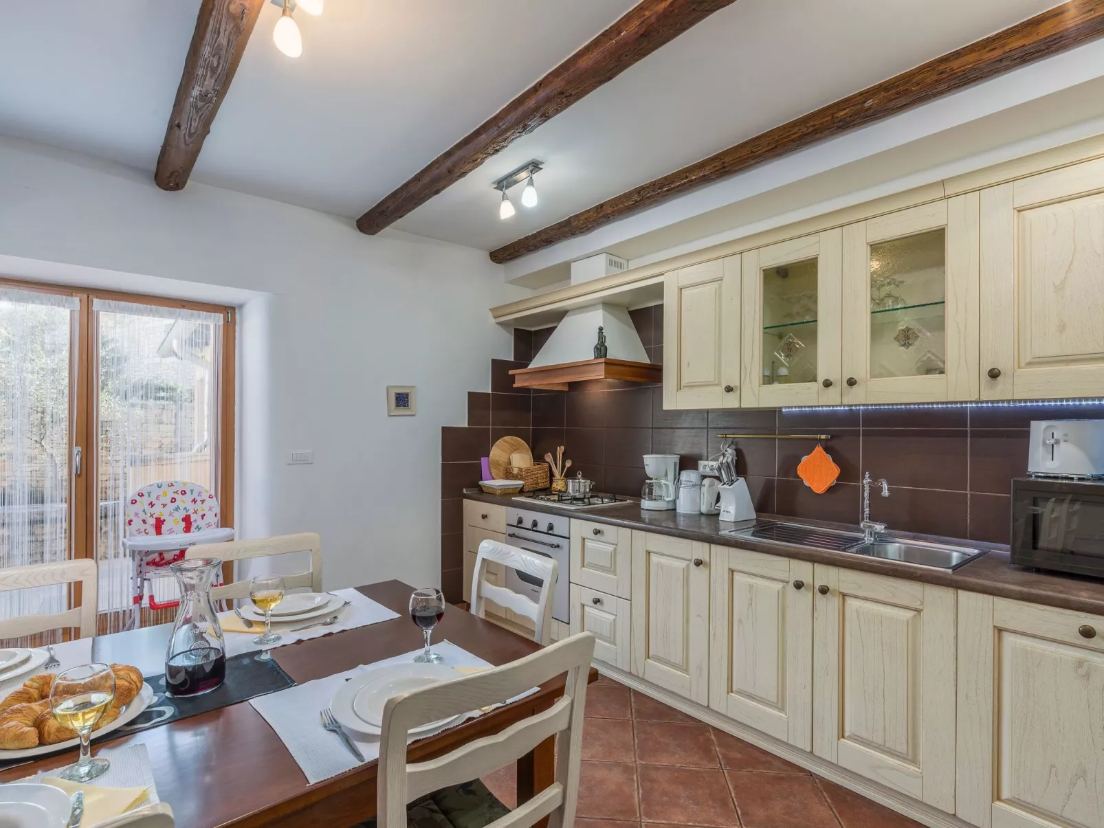 Gemütliches Ferienhaus in Peresiji mit Grill und Terrasse-Image-tags.info