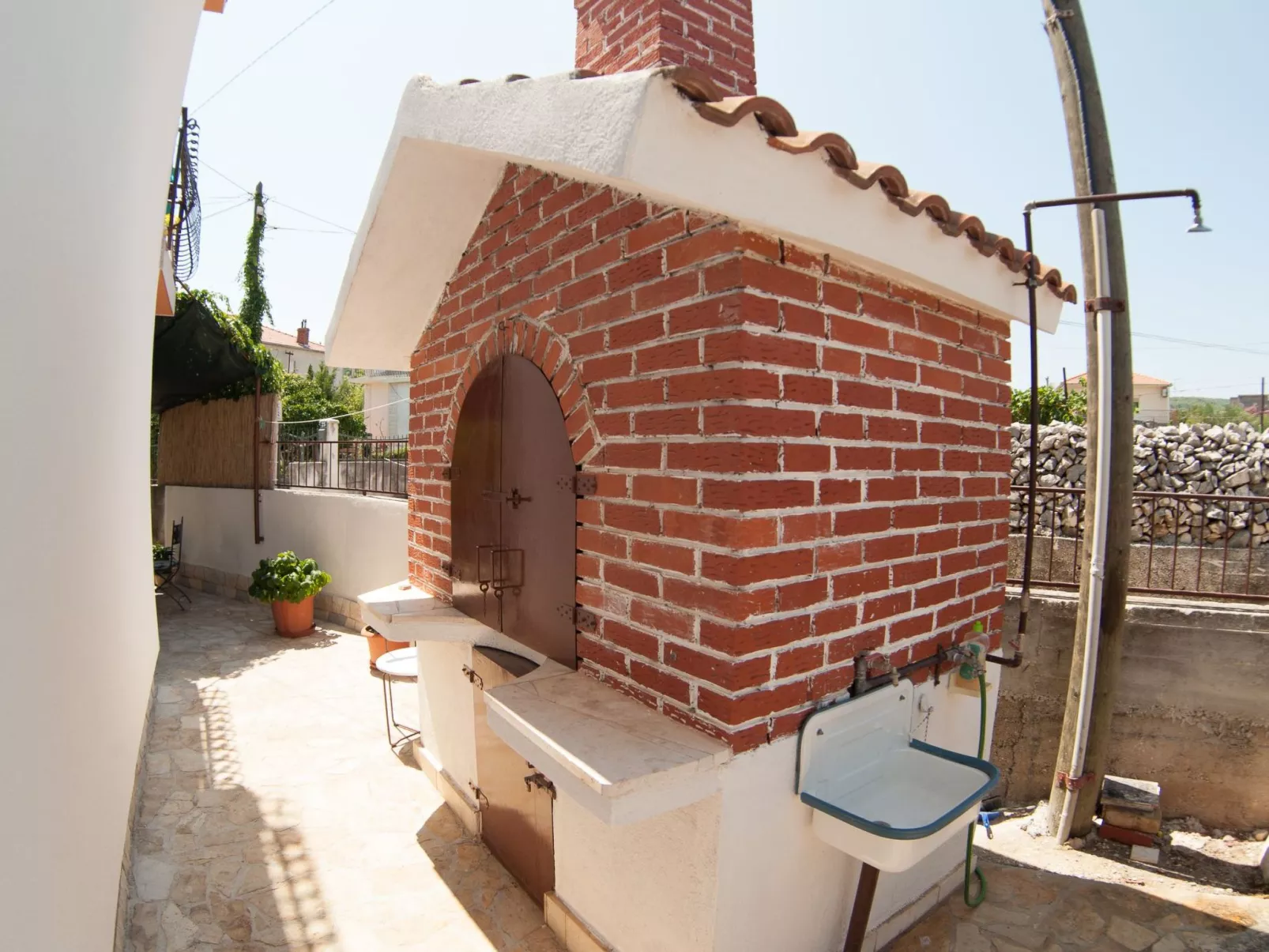 In Slatine mit Garten und Terrasse-Buiten