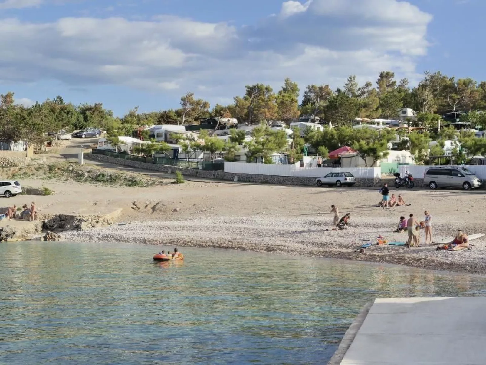 In Šilo mit Gemeinschaftspool-Buiten