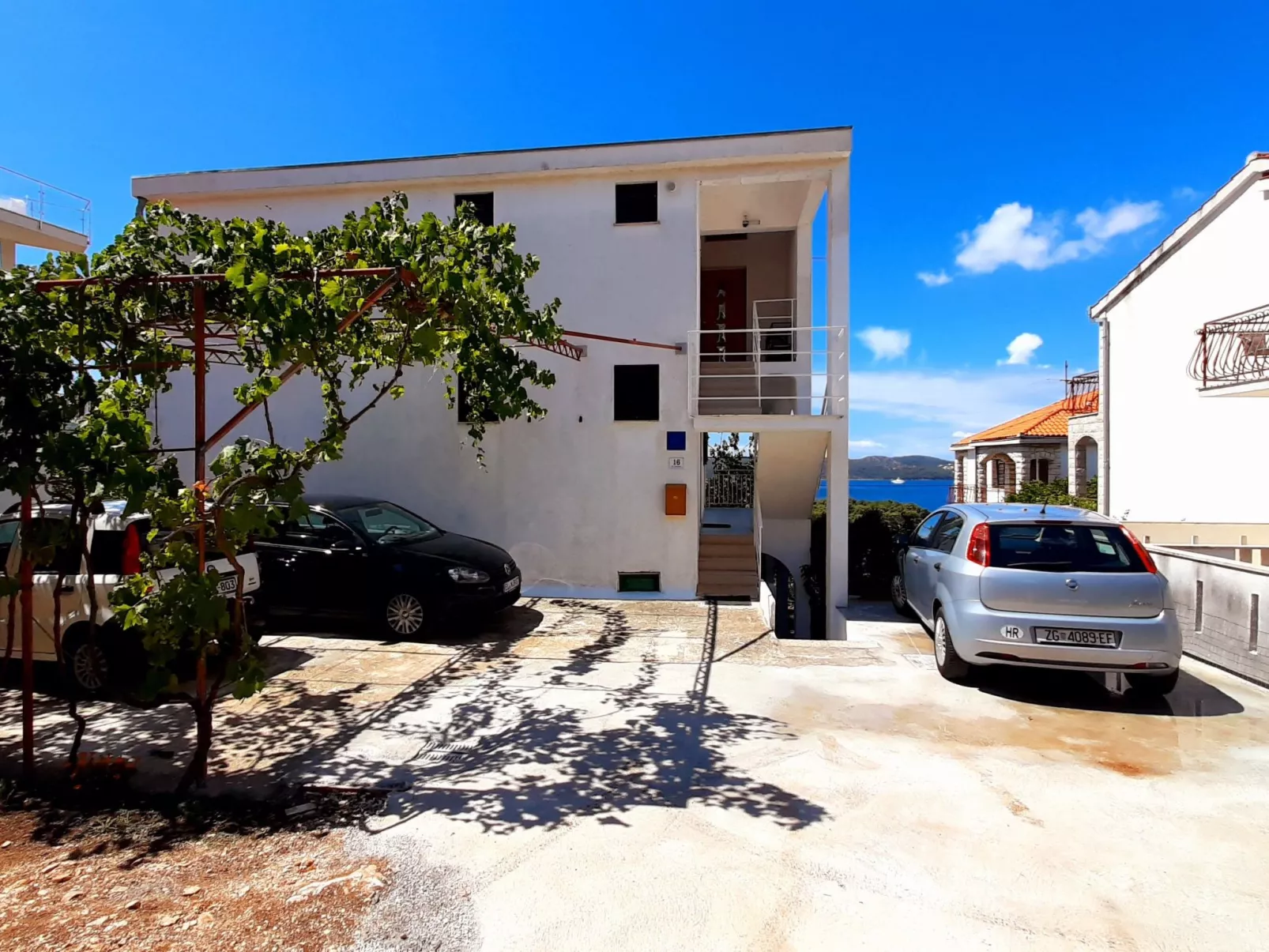 Wohnung mit Blick auf das Wasser-Image-tags.info