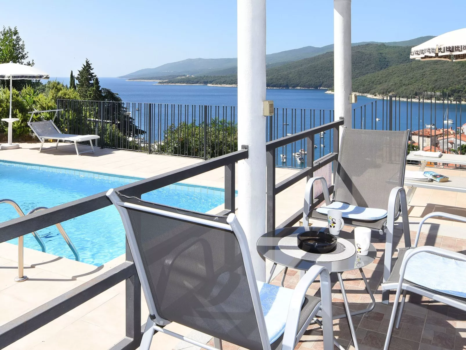 'Villa Ivisa' mit eigenem Pool-Buiten