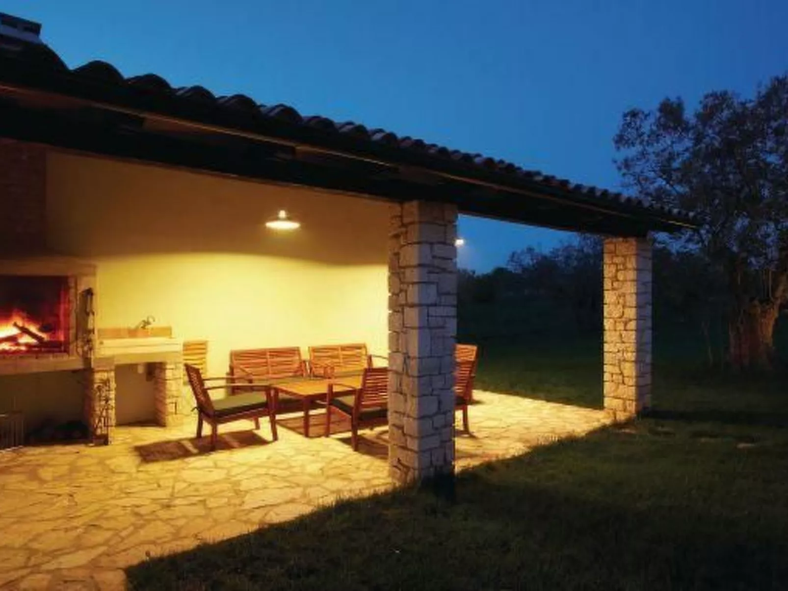 Luxuriöse Villa mit riesigem Olivenbaum-Garten, Sonnenterrasse, großem Pool und-Buiten