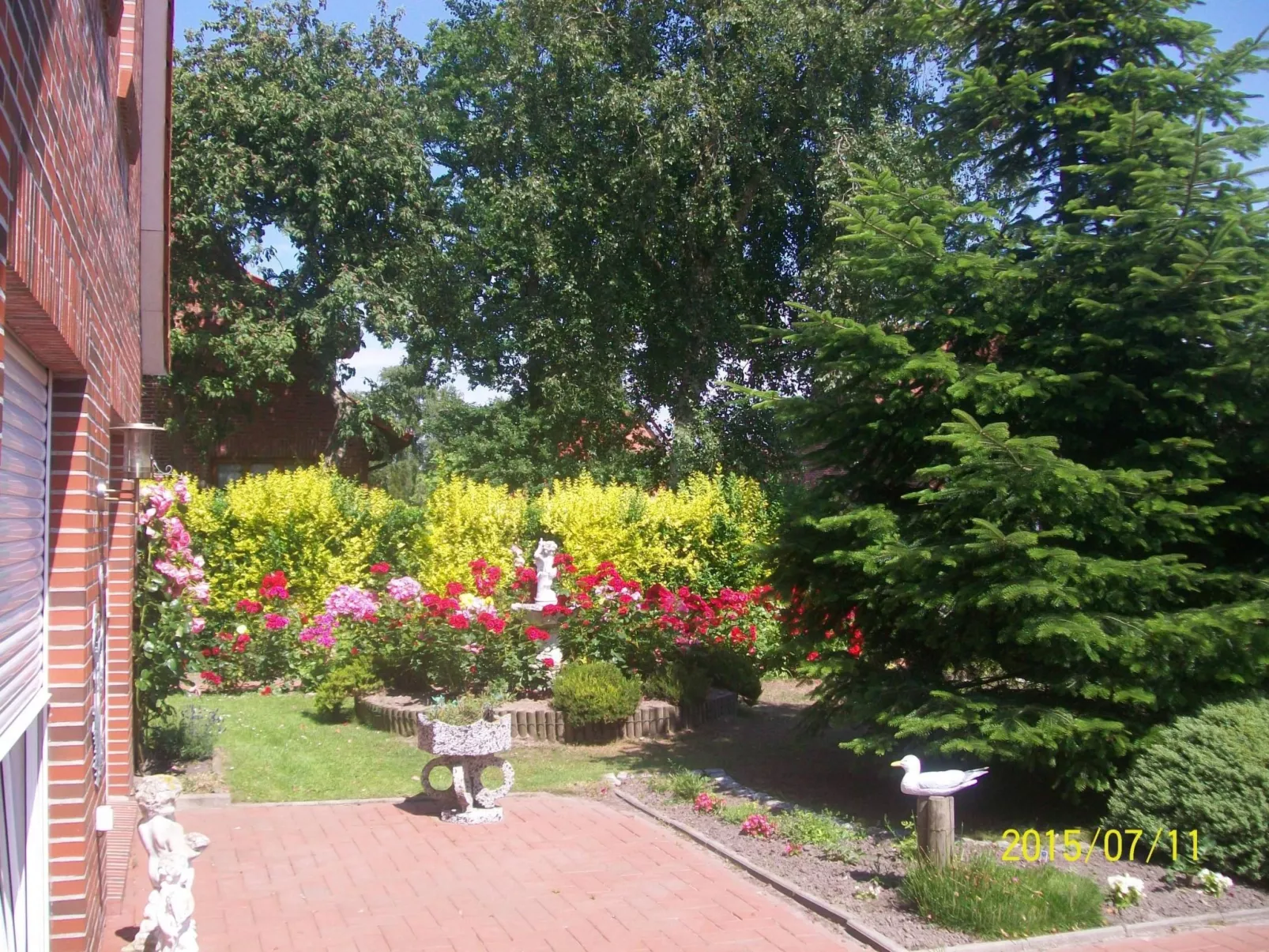 Mit umfriedetem Garten und Terrassen-Buiten