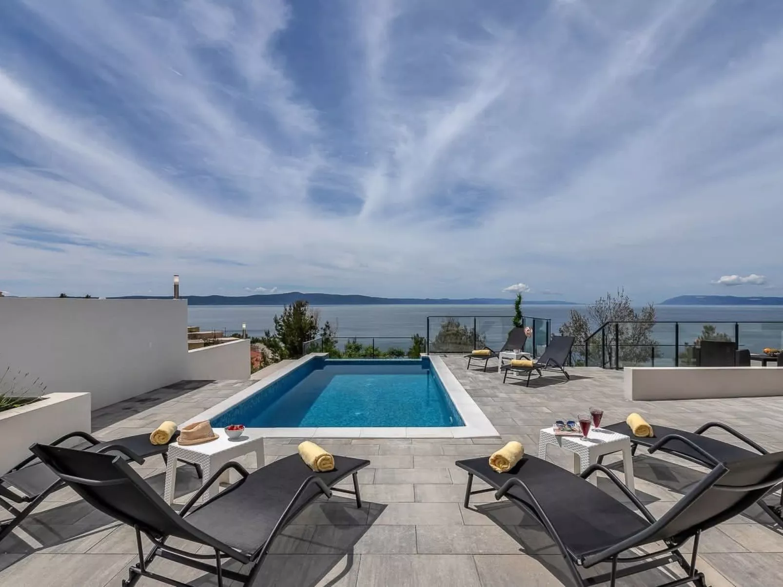 „Villa No Stress“ mit Infinity-Pool-Buiten