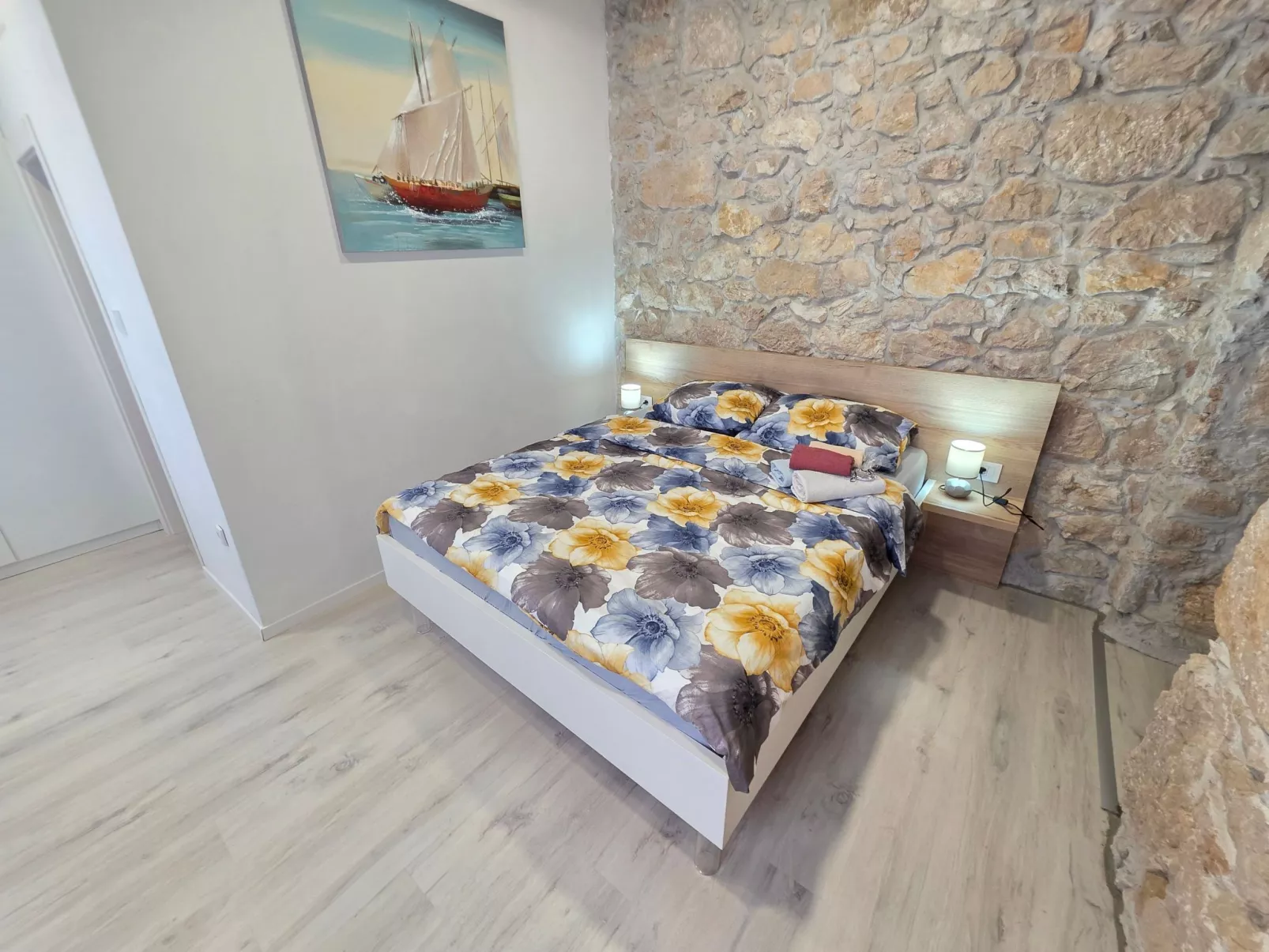 Steinhaus mit privatem Außenpool-Binnen