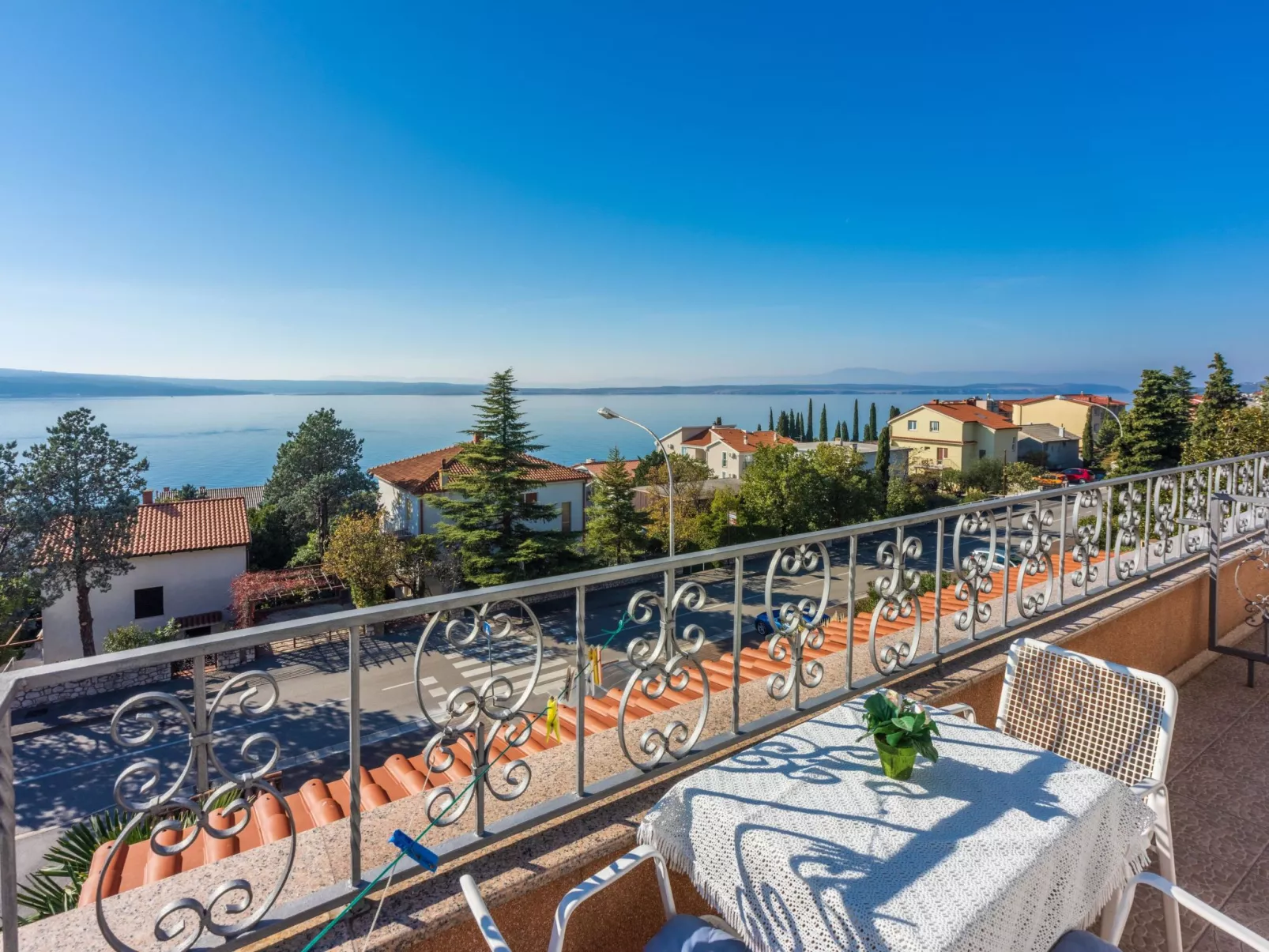 Appartement in Crikvenica mit Meerblick, Nähe Sandstrand-Buiten