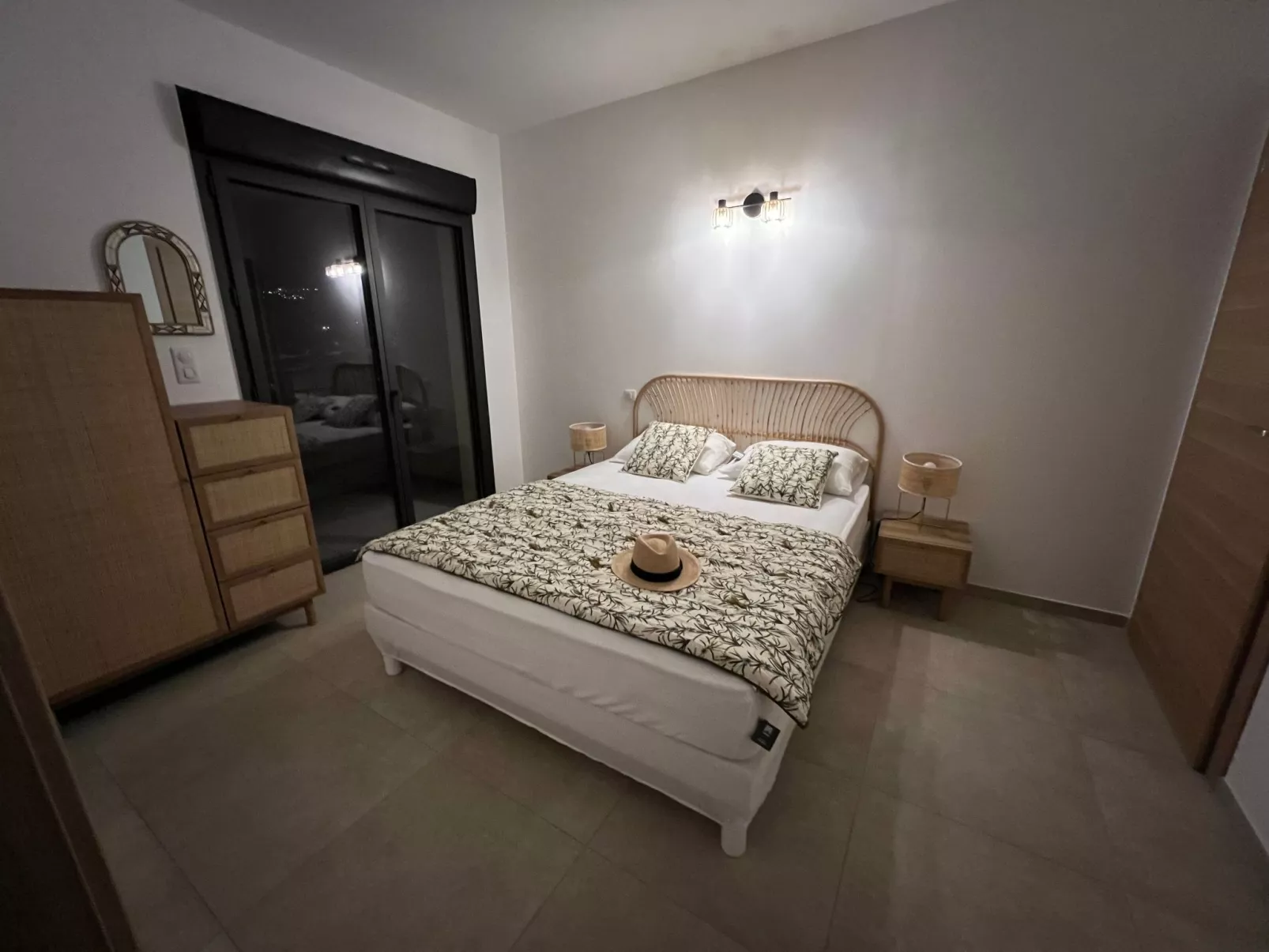 ISULA-RED_BEAUTIFUL_VIEW.-Binnen