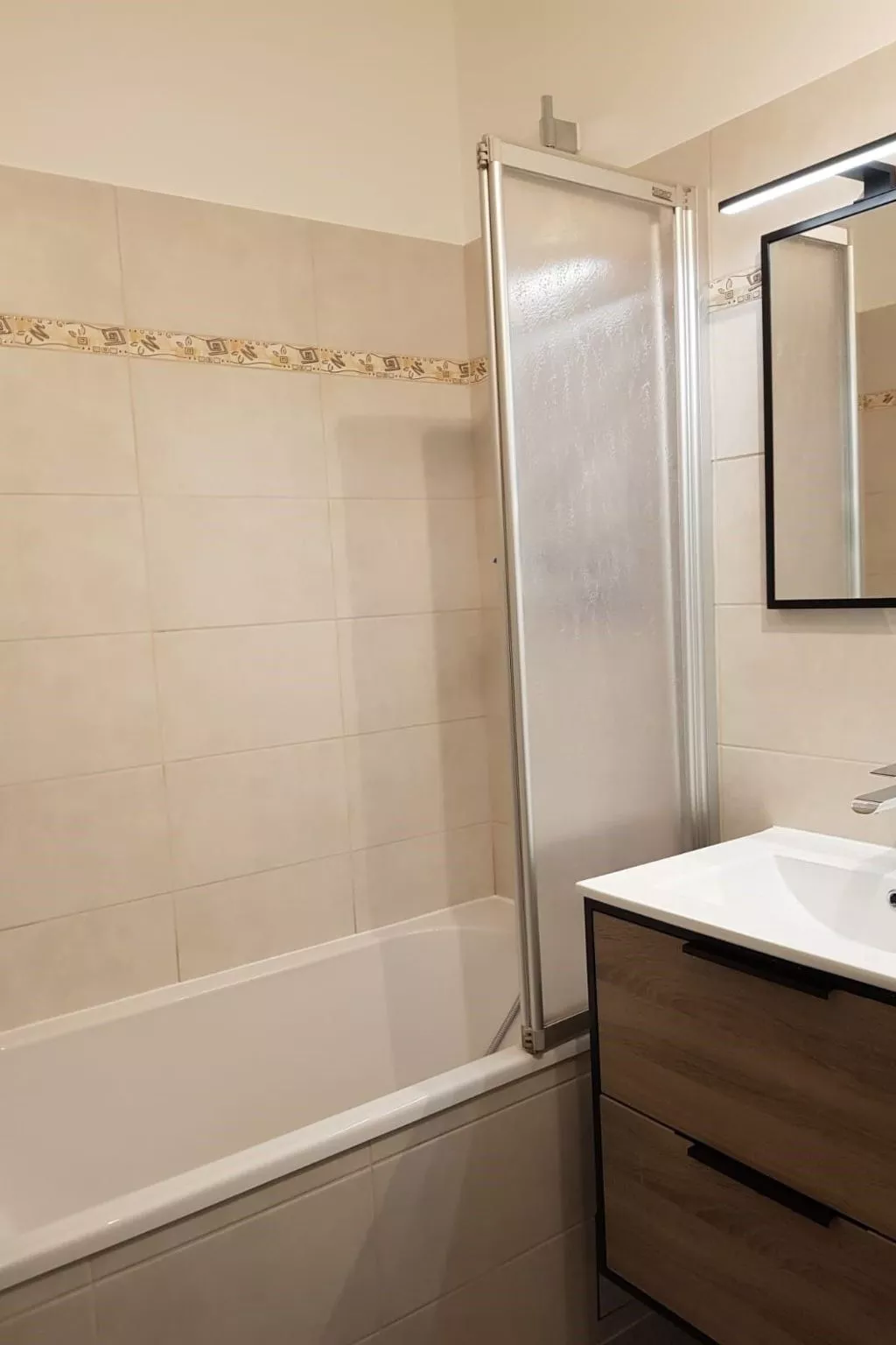 Anlage mit Tennisplatz und 3 Gemeinschaftspools-Binnen