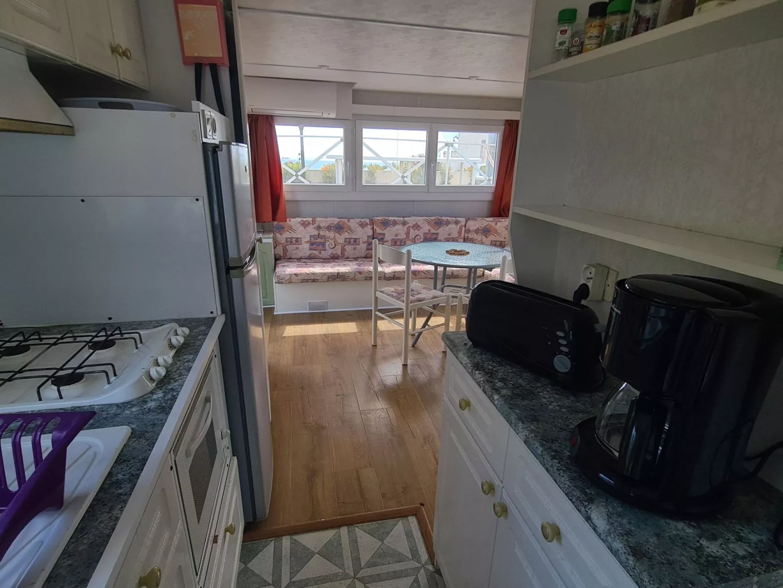 Mobiles Haus mit Blick auf das Wasser-Image-tags.info