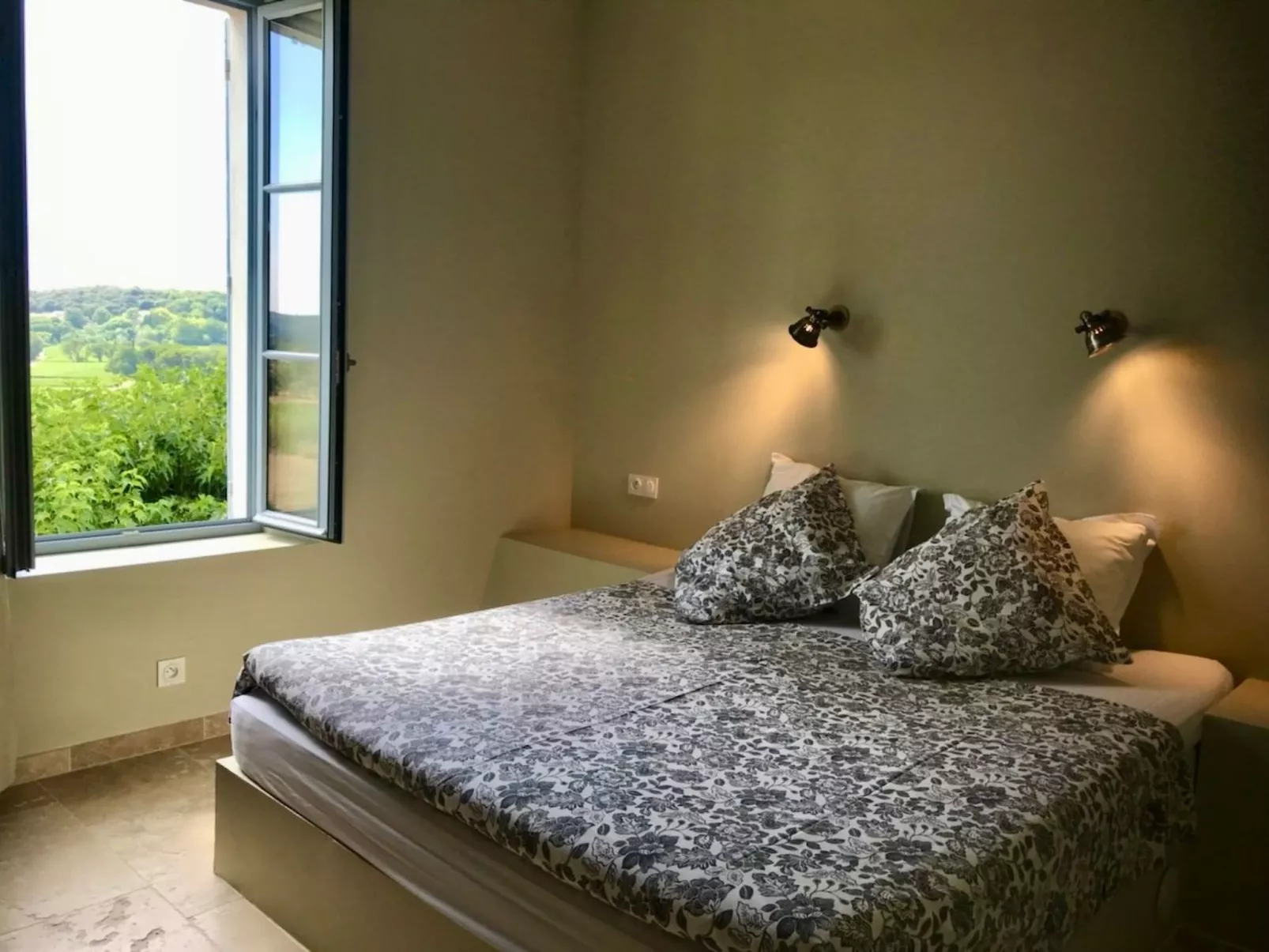 Maison Carrée-Binnen