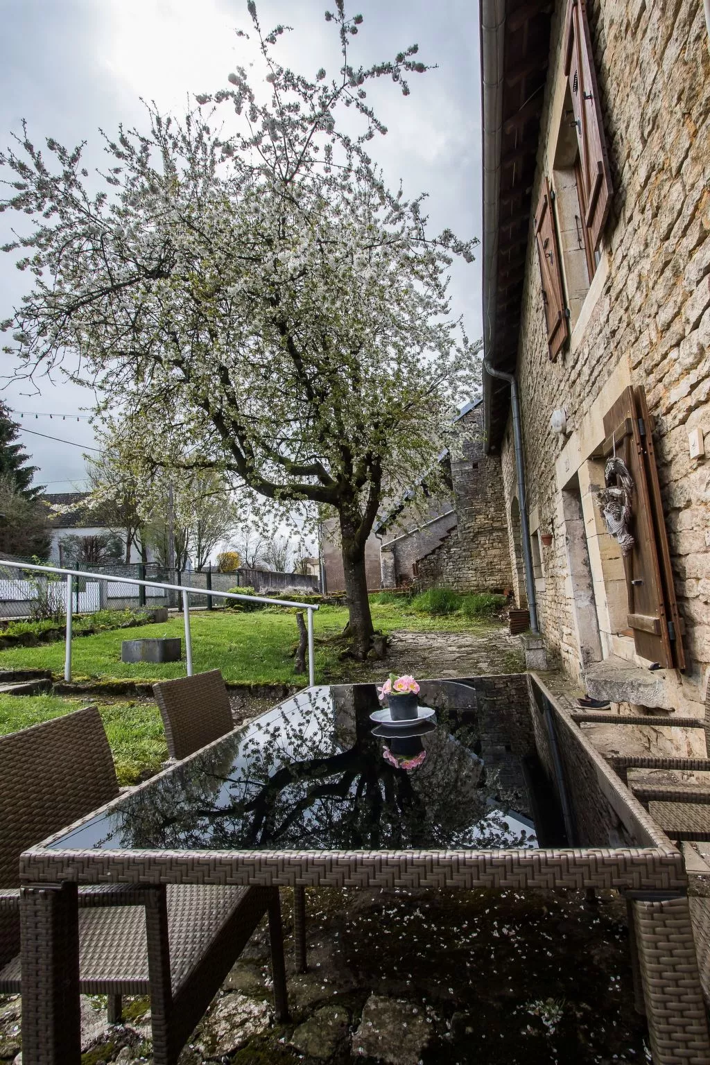 Steinhaus in ländlicher Umgebung mit Pool-Buiten