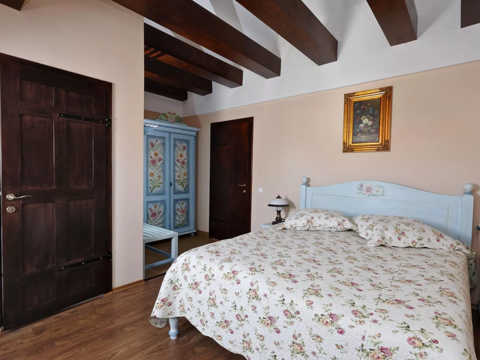 Kürzlich in eine Ferienvilla konvertiertes (2010), umfriedetes Haus aus der Sac-Binnen