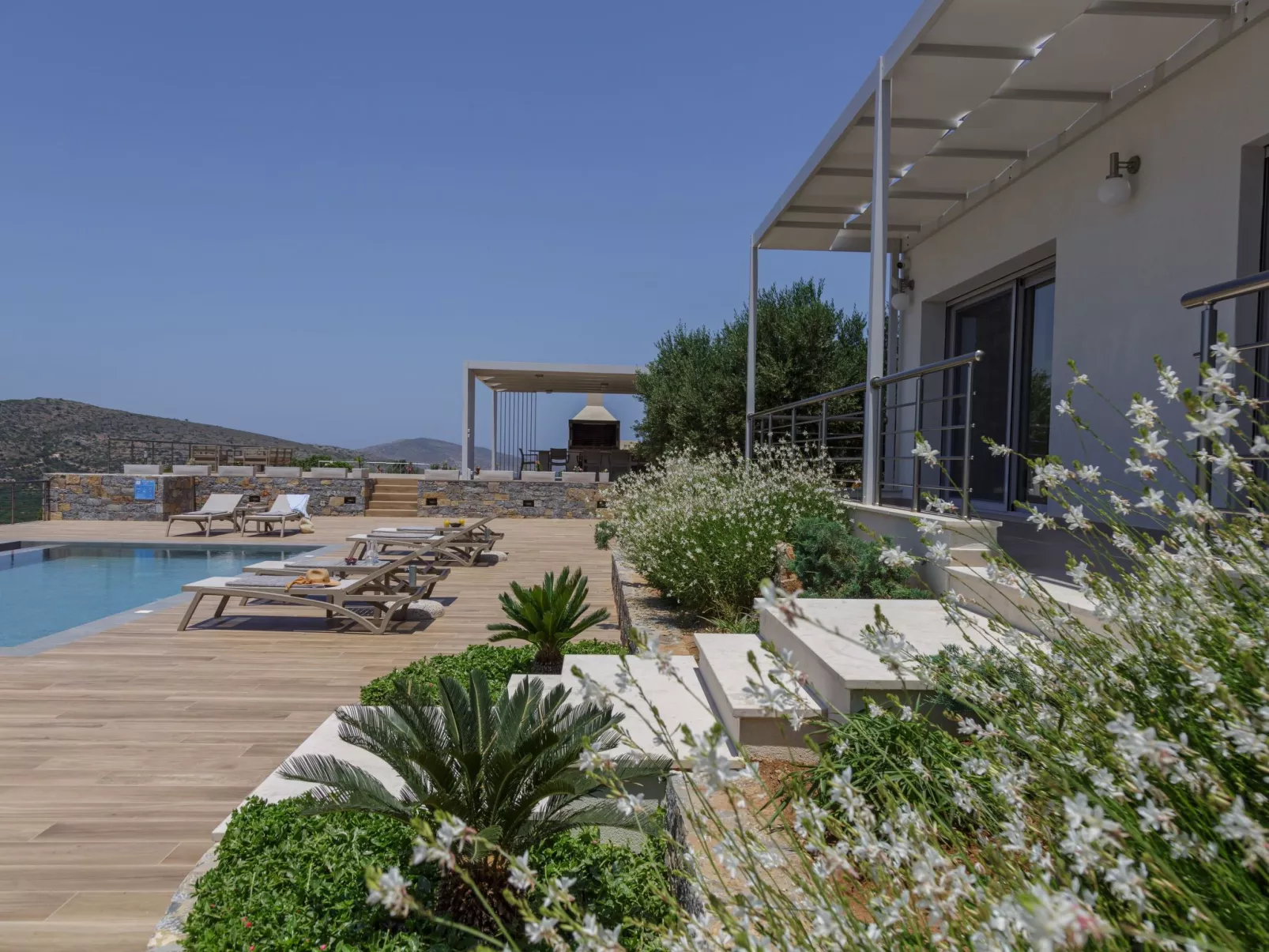 Villa mit Grillplatz und privatem beheiztem Pool-Buiten