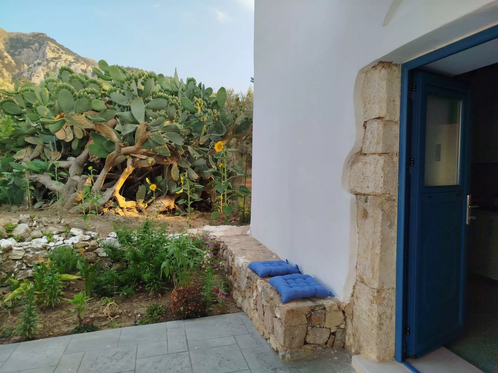 "Großvaters Haus", ein 150 Jahre altes Steinhaus-Buiten