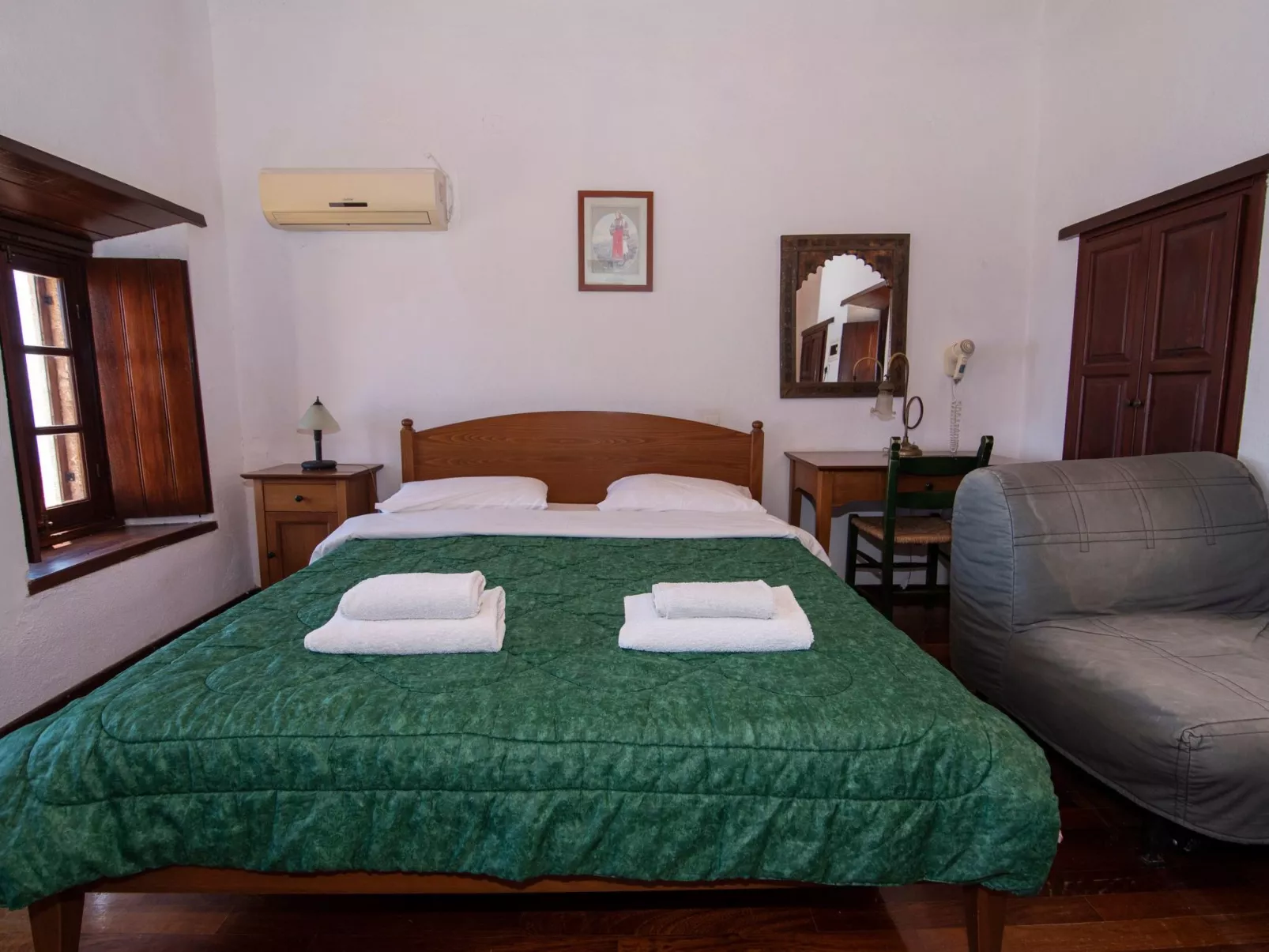 "Goulas" mit Blick auf das Wasser-Image-tags.info