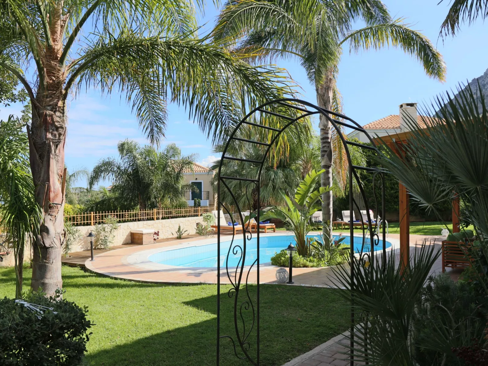 Ferienvilla mit Garten, Grill und Terrasse - Buiten