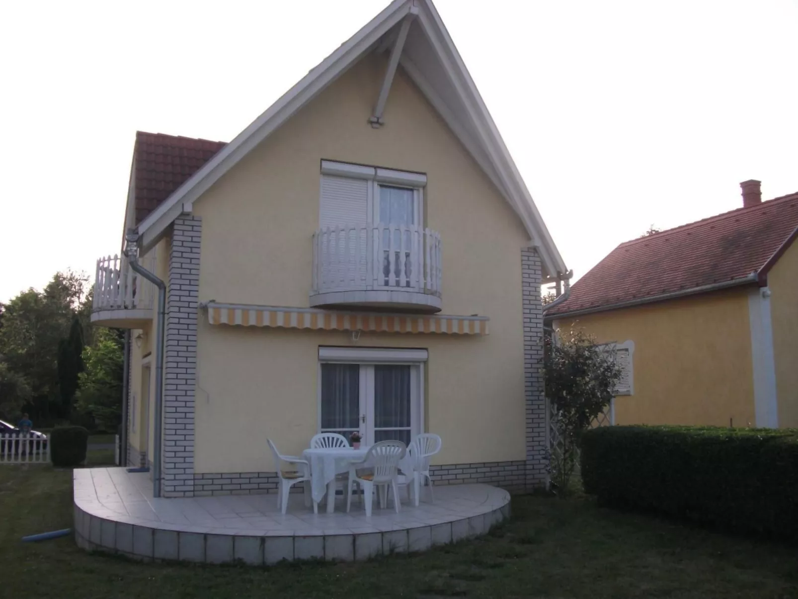 Mit Terrassen, Balkonen sowie Parkplatz-Buiten