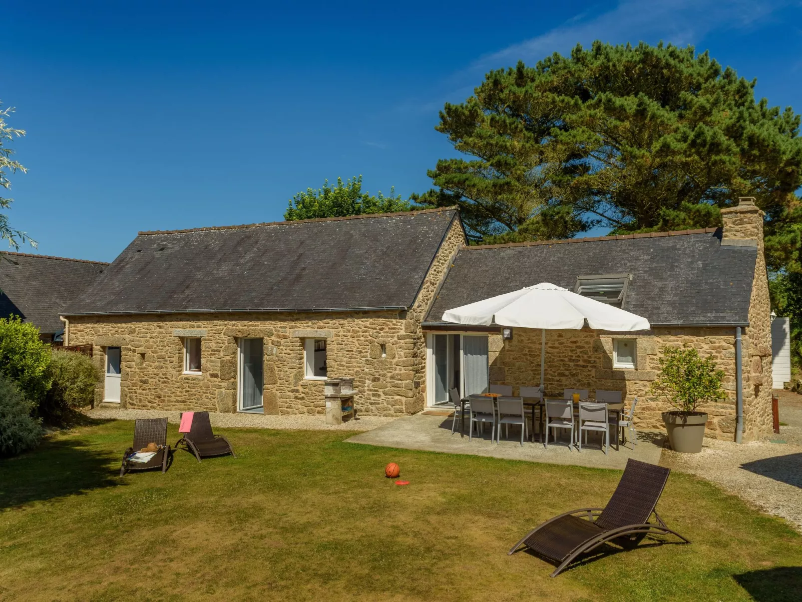 Großes Haus mit überdachtem und beheiztem Swimmingpool-Buiten