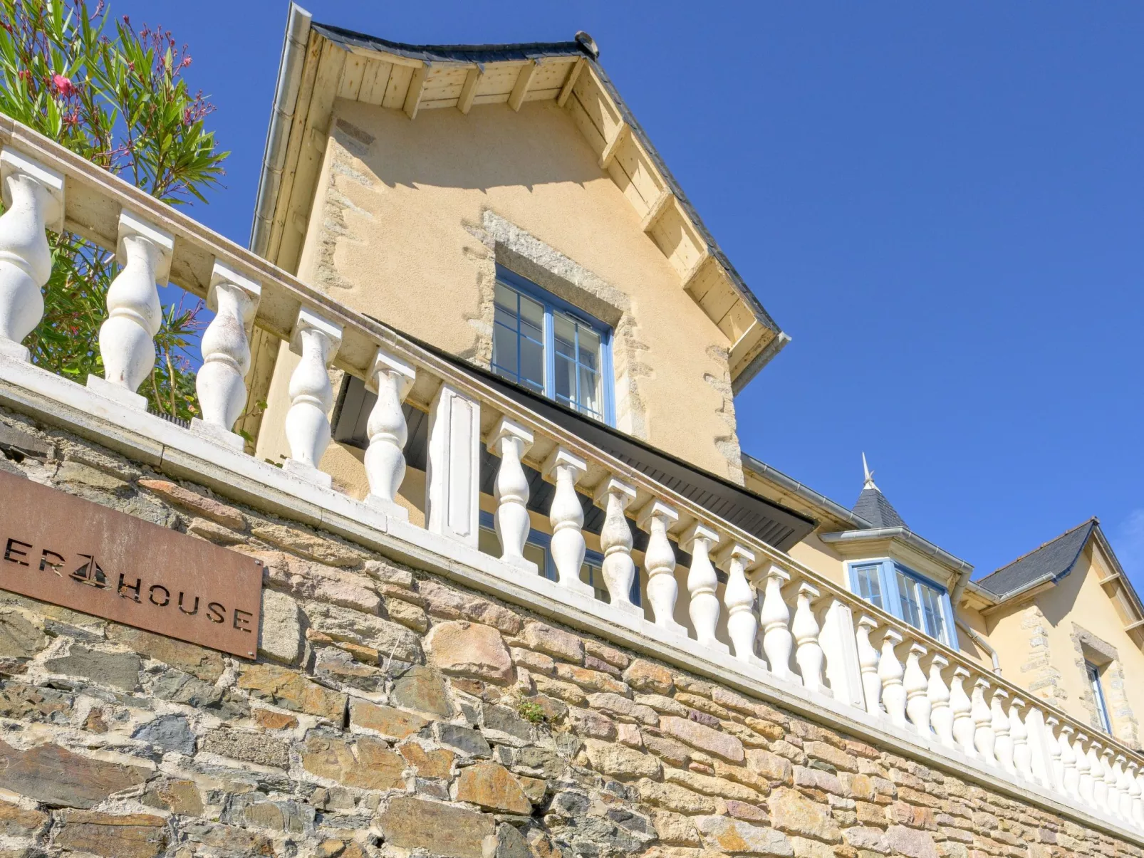 Villa "Ker House" mit Blick auf das Wasser-Buiten