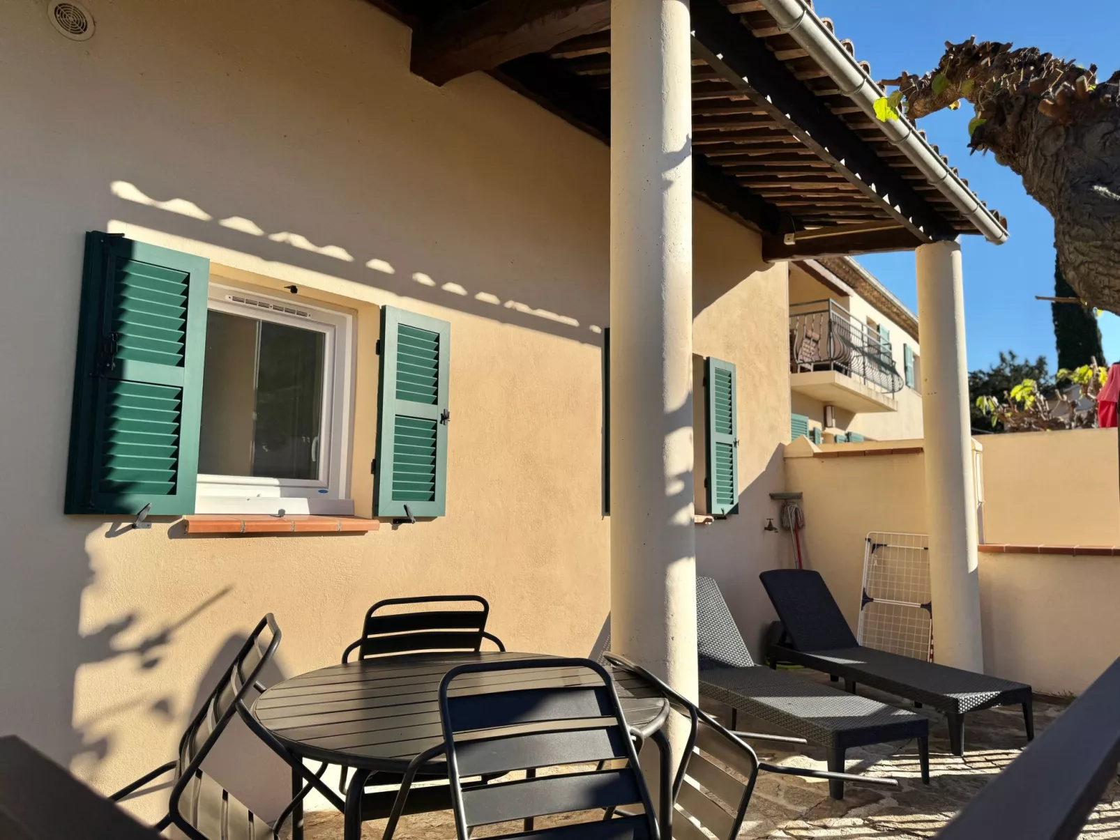 Im Herzen eines Weinguts, schattige Terrasse mit Meerblick, Pool - Buiten