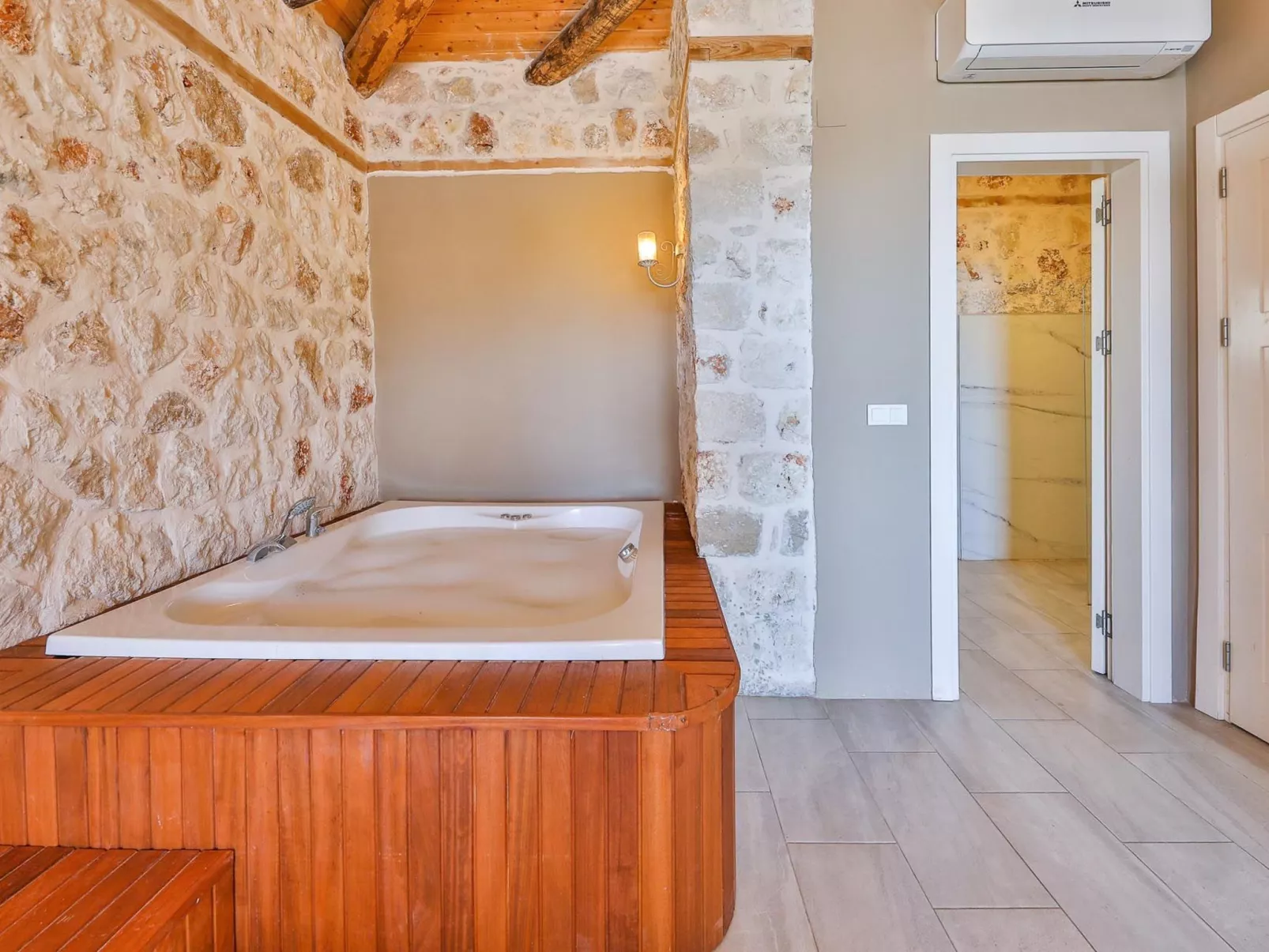 Traditionelles Natursteinhaus mit Sichtschutzpool-Image-tags.info