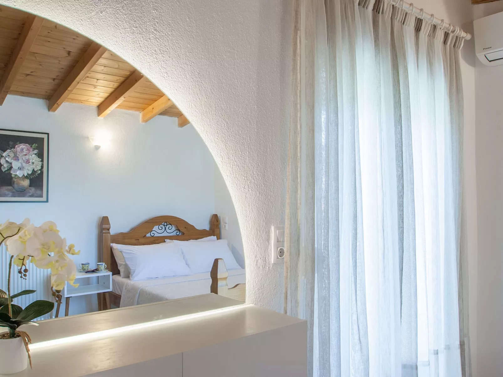 Berge und die ikonische Landebahn des Flughafens Skiathos-Image-tags.info