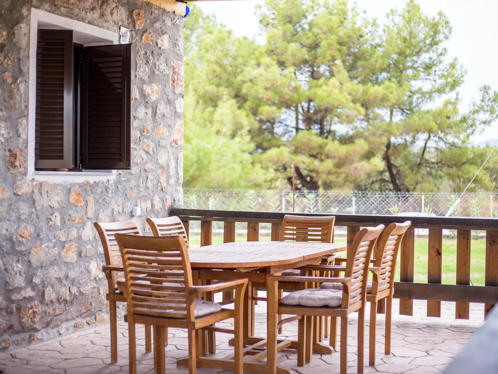 Schöne Steinvilla im Wald-Image-tags.info