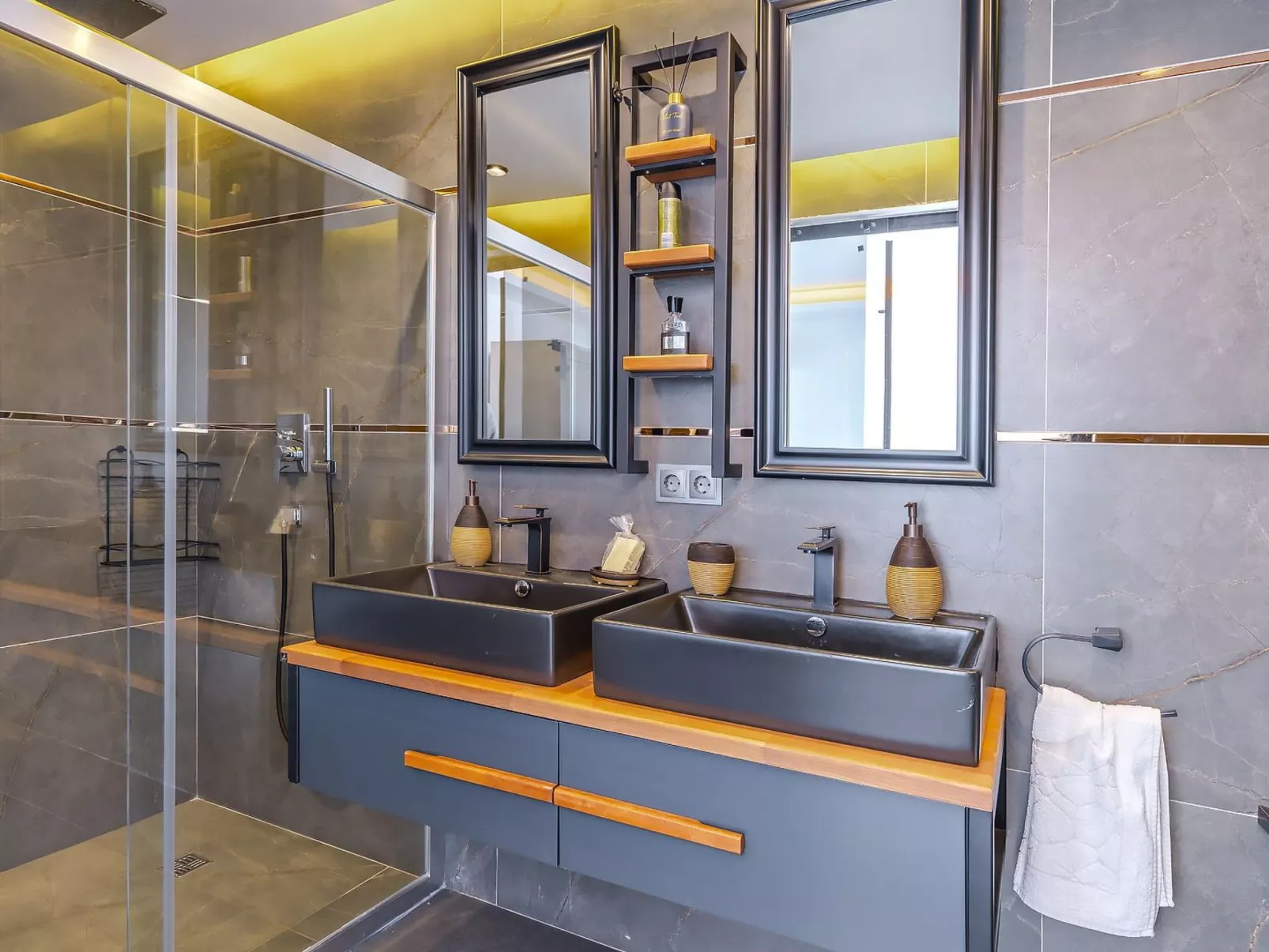 Schöne Villa mit Pool, Blick auf Meer und Tal-Binnen