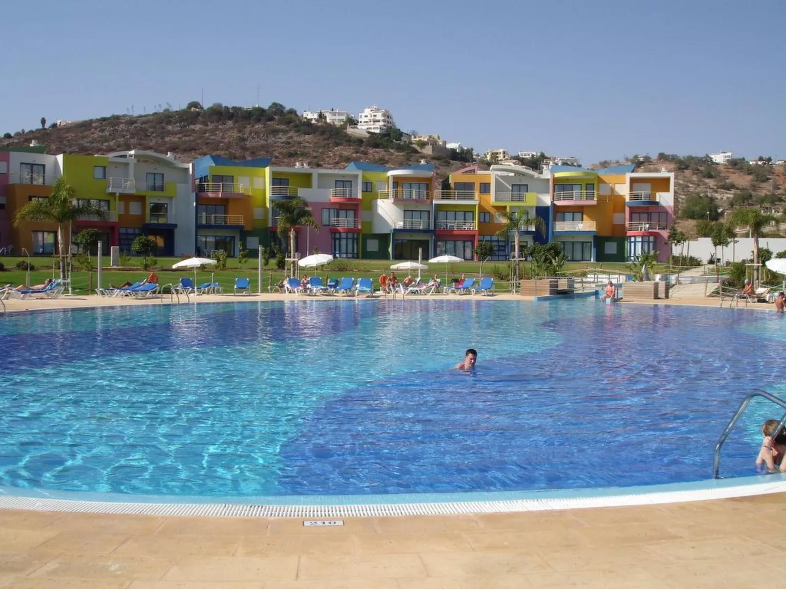 Zwei-Bett-Apartment mit großem Pool-Buiten