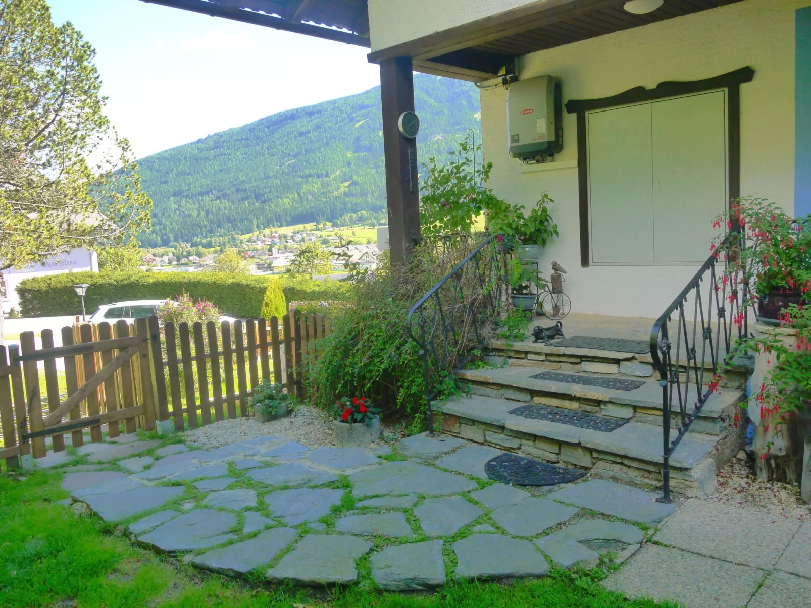 Wohl eingerichtete Wohnung mit eigenem Balkon-Buiten