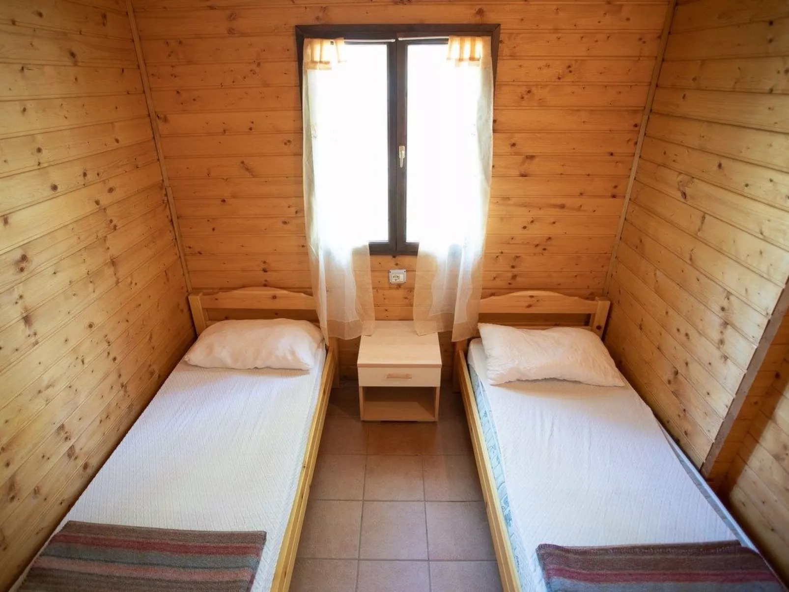 Bungalow aus Holz mit Veranda und nah am Strand.-Binnen