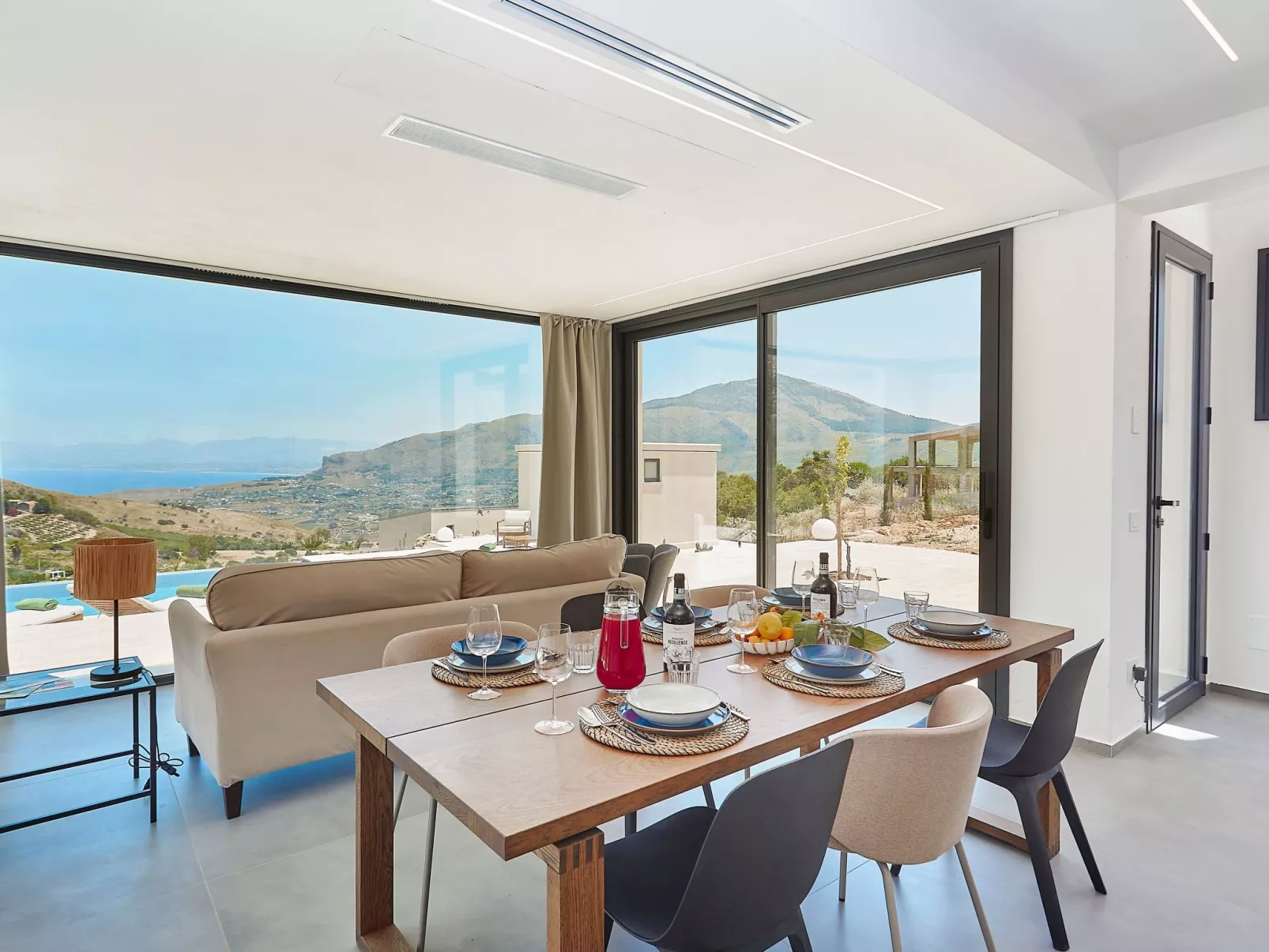 'Villa Muntaja' mit privatem Pool-Binnen