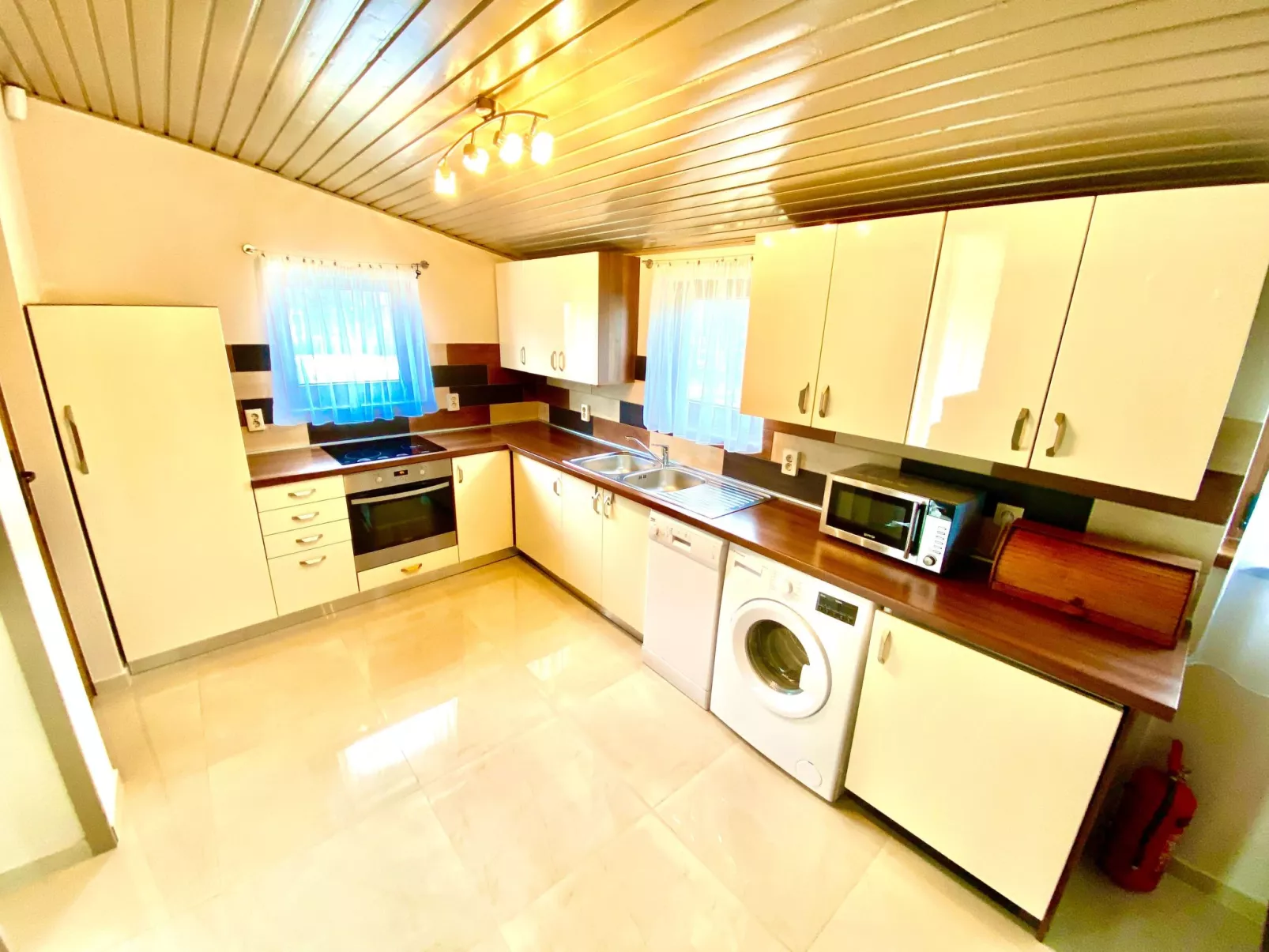 Großes Ferienhaus in Siófok mit Privatem Pool-Binnen