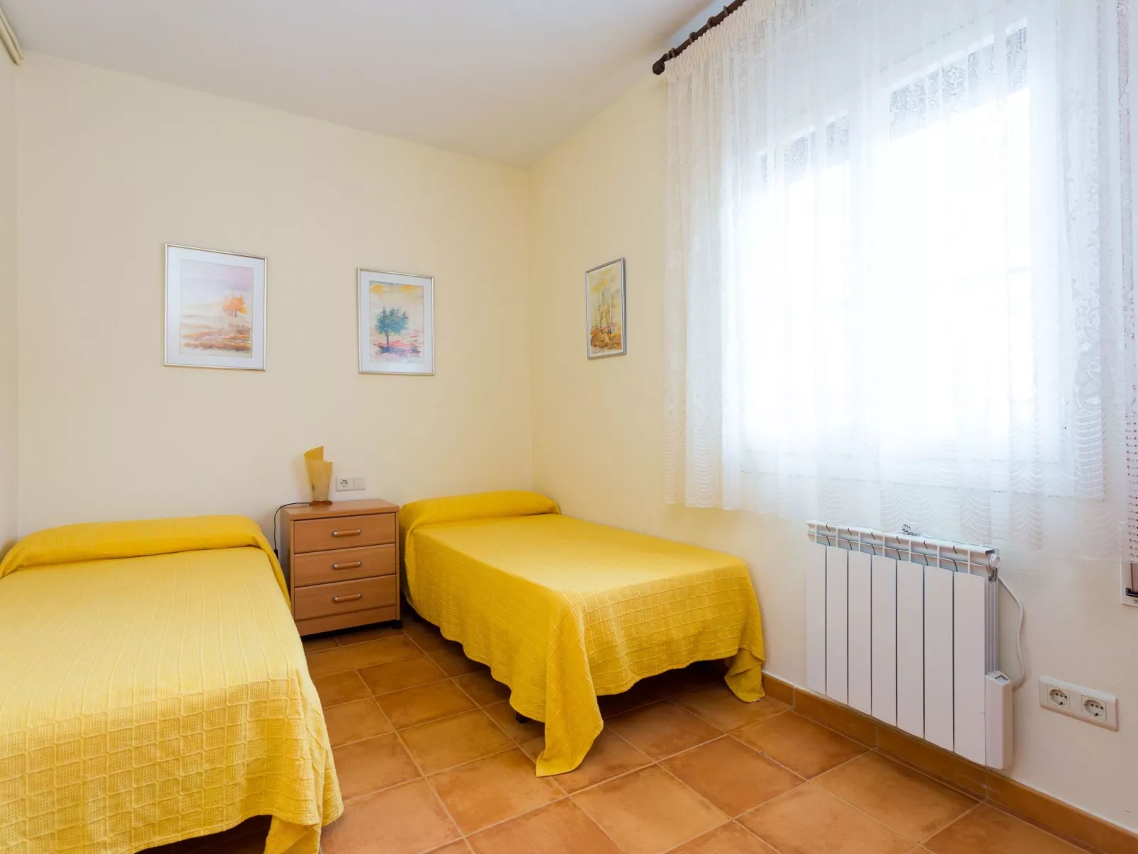 Großes Haus mit Schwimmbad und Barbecue-Binnen