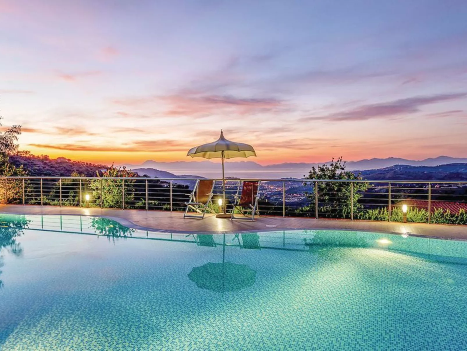 Chalet 'Panorama' mit Infinity-Pool-Buiten