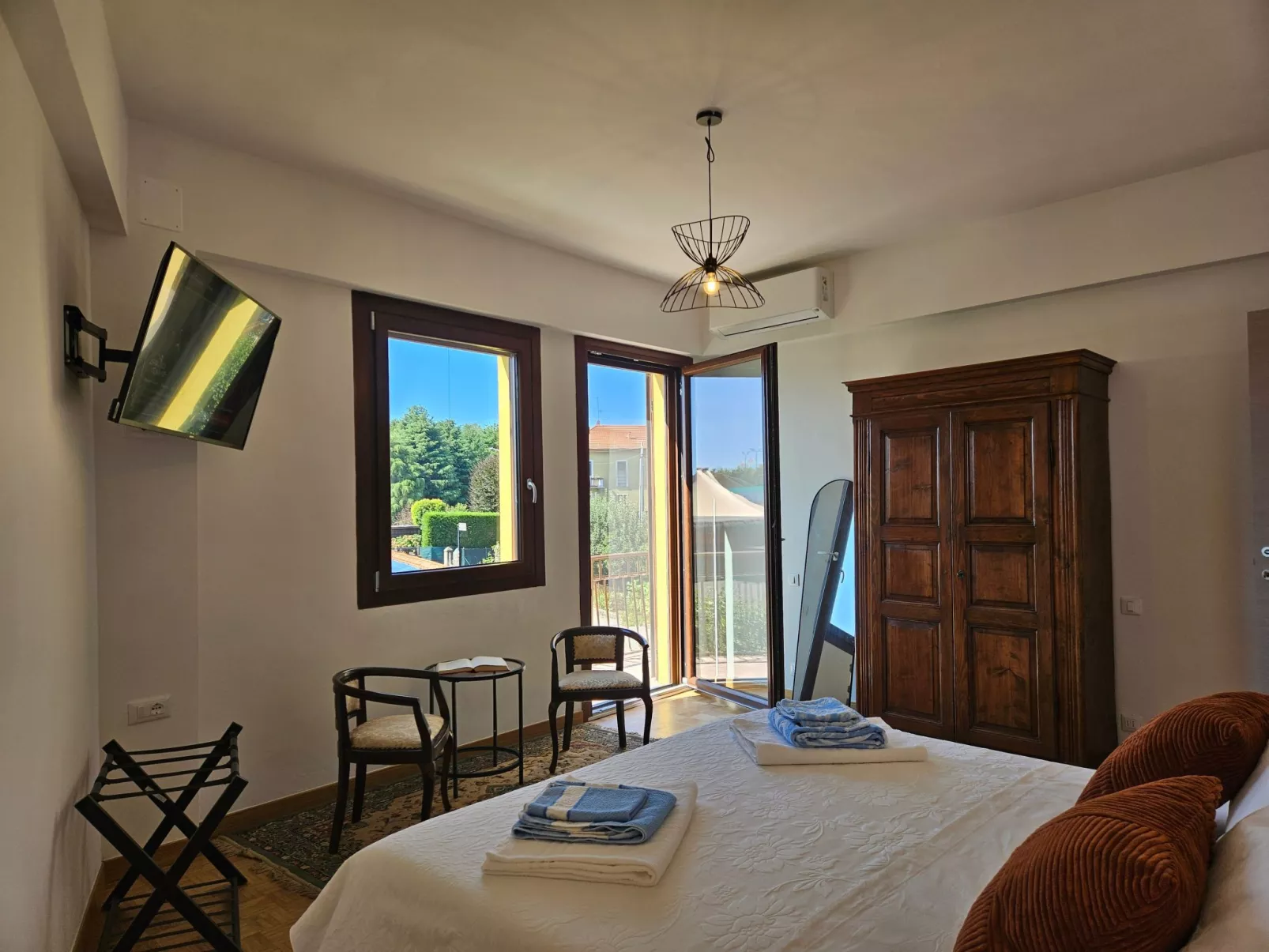 Zwischen Seen und Hügeln in Pina by Holiday World-Image-tags.info