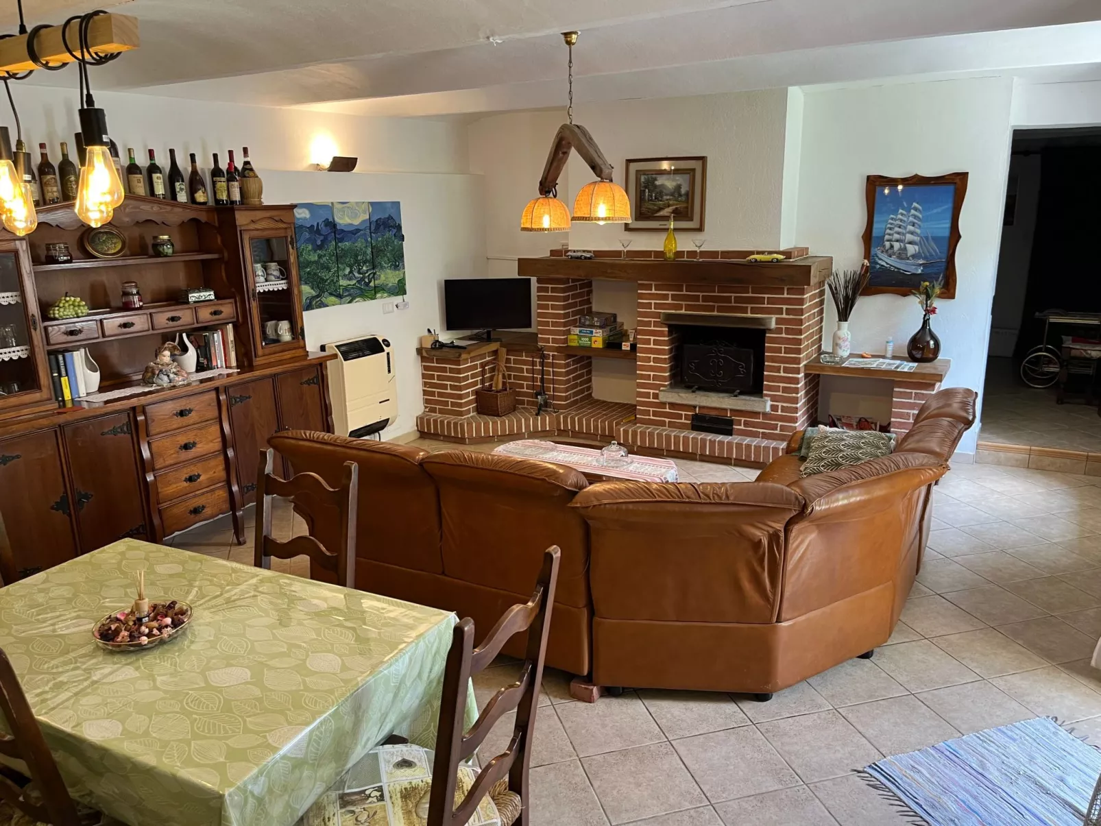 Typisches Bauernhaus mit holzbefeuertem Kamin-Binnen