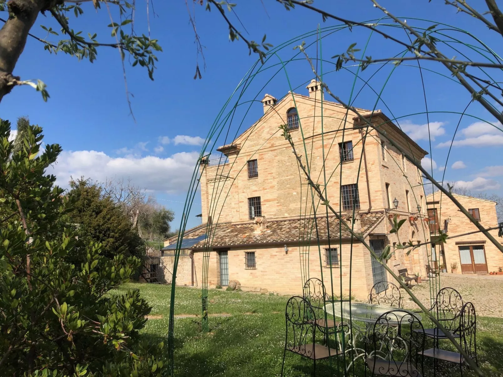 Rote Wohnung Bauernhaus-Buiten