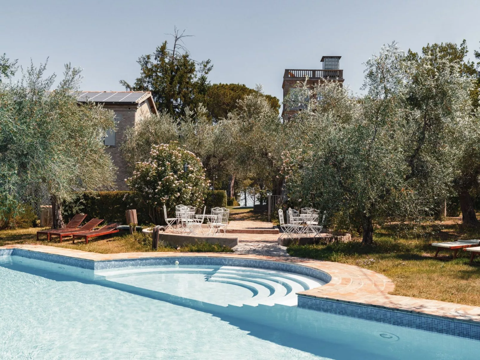 In einem Bauernhaus in den Hügeln, mit Garten und Pool-Buiten