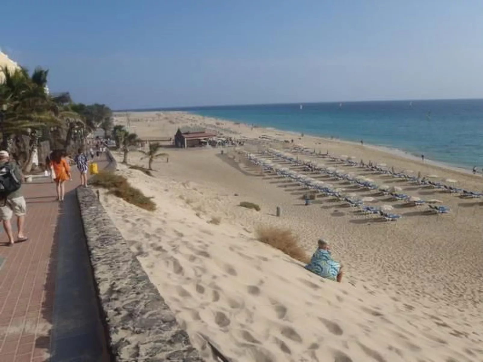 Schöne Wohnung mit Sonnenterrasse und Meerblick-Buiten