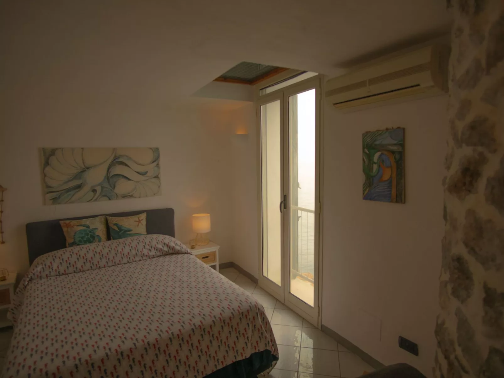 Villa auf einer natürlichen Klippe mit Blick auf das Meer, nur wenige Schritte-Binnen