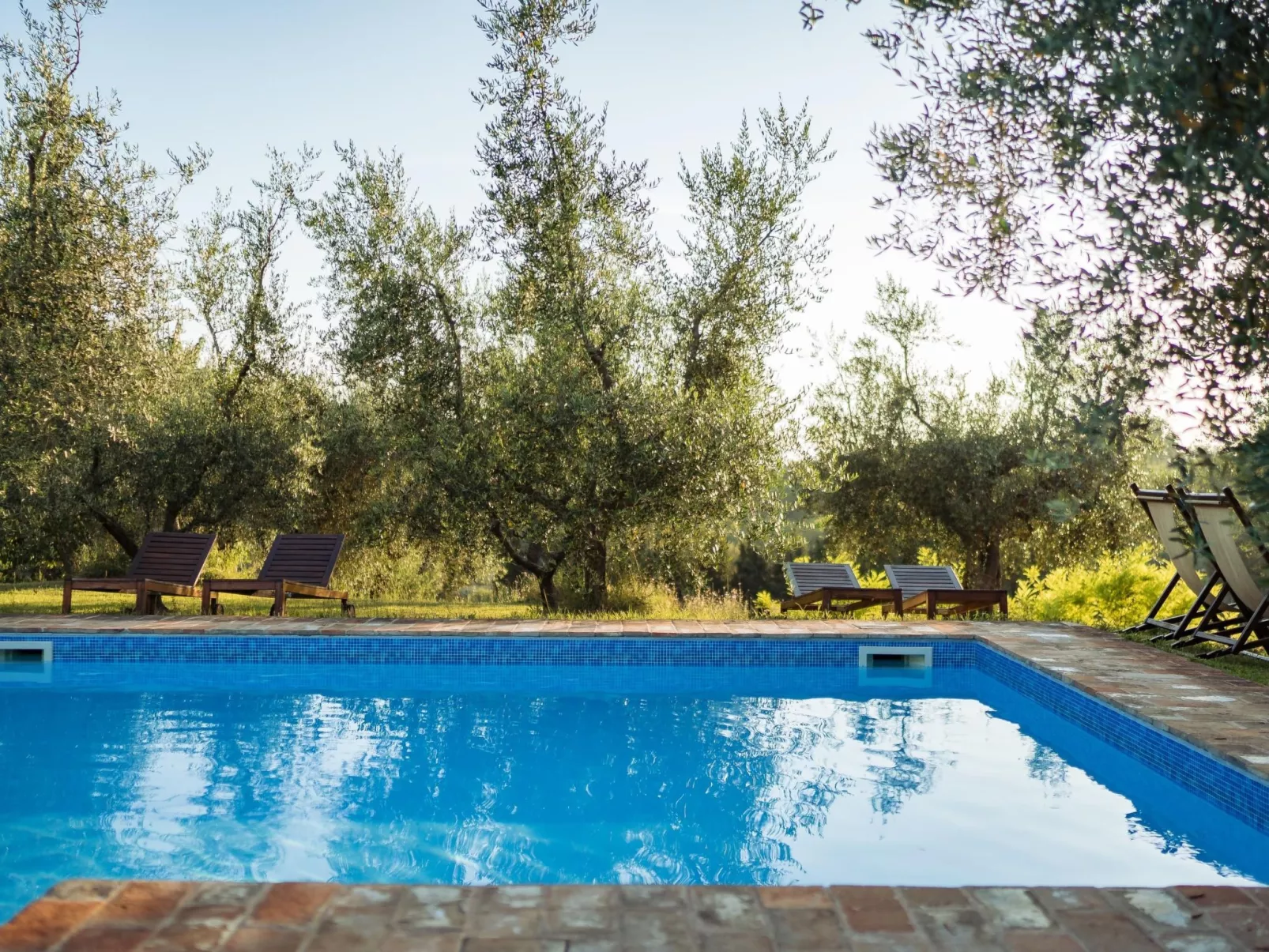 Studio-Apartment mit Garten, Grill, Pool und Aussicht-Buiten