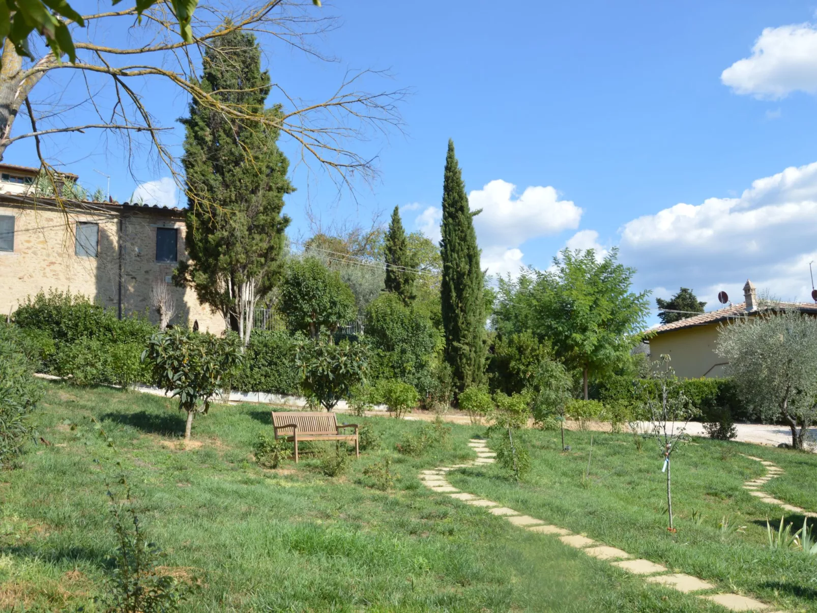 Landgut "Rondine" mit Garten, Grill und Terrasse-Buiten