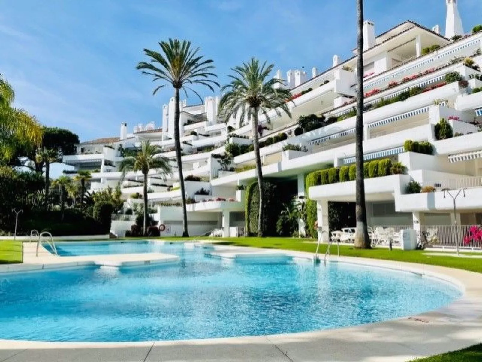 Appartement mit Pool - Buiten