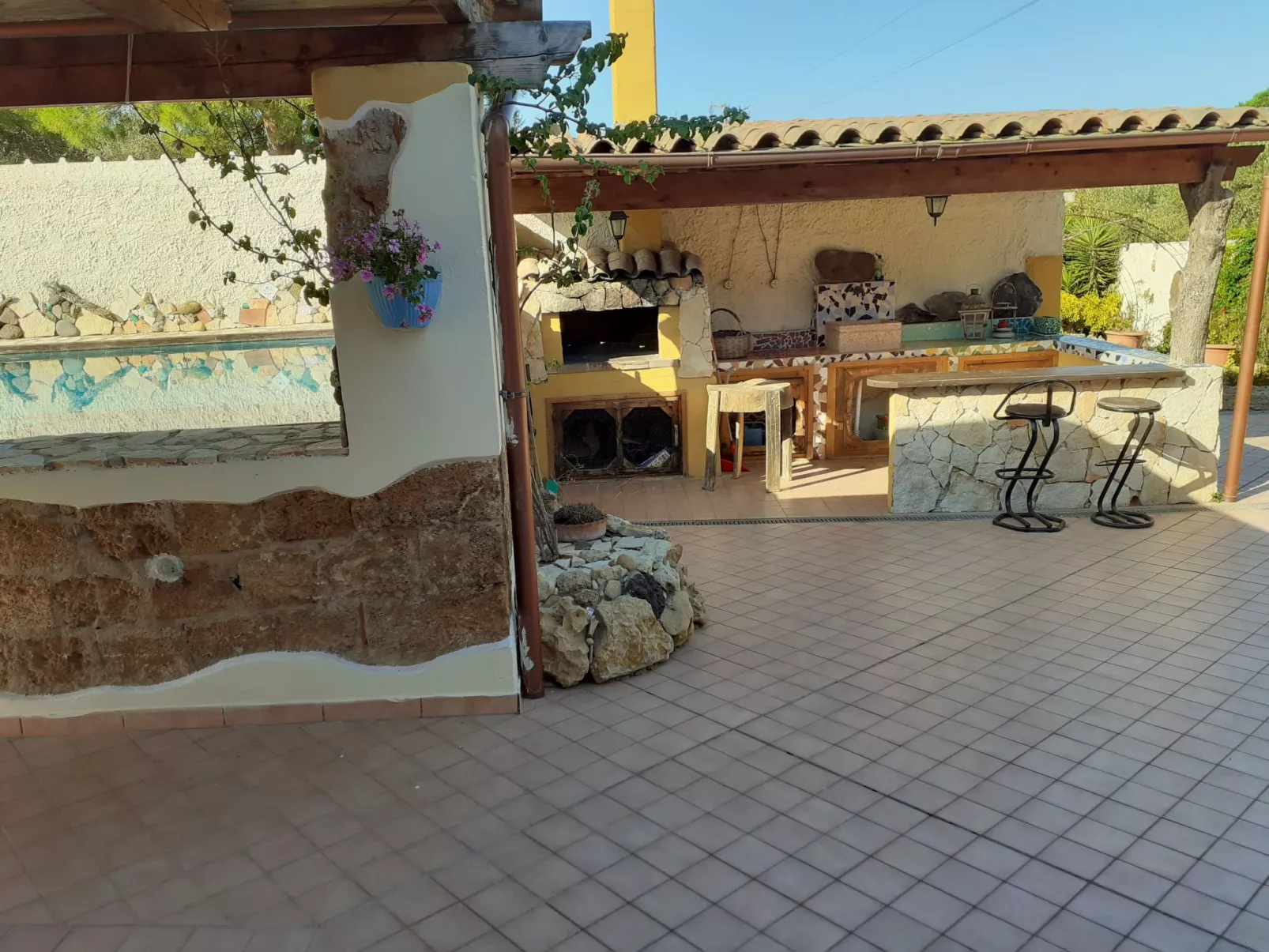 Rustikale Villa mit Steinpool-Image-tags.info