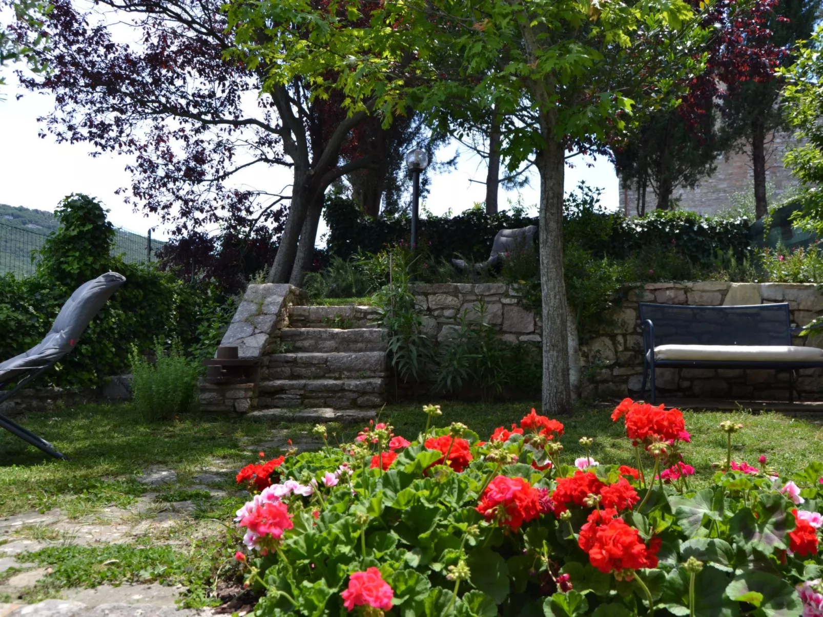 Altes Steinhaus mit Garten-Image-tags.info