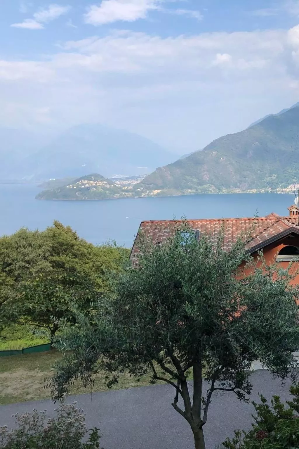 Rustikales Haus in ruhiger Lage mit  Seesicht-Buiten