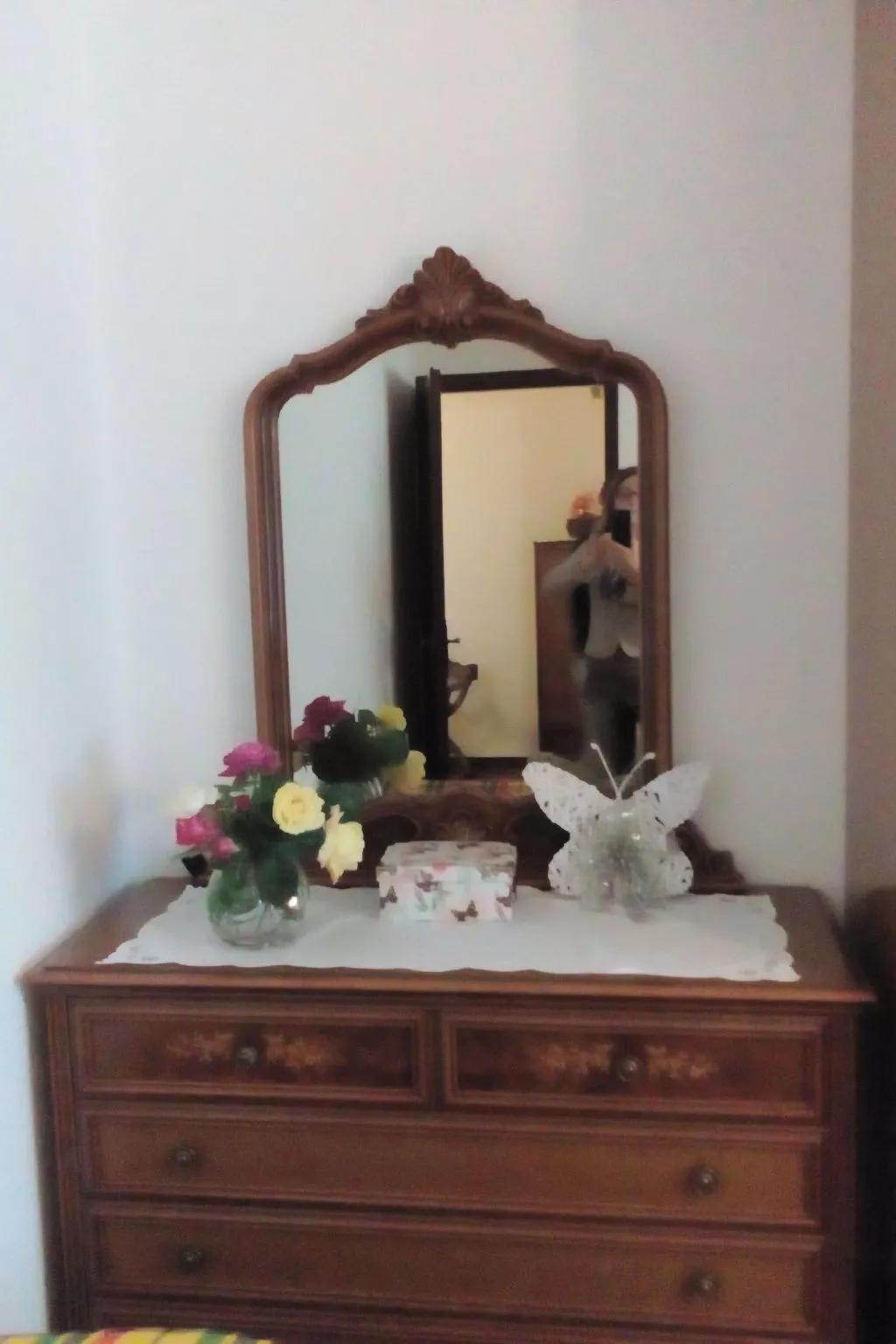 Auf einem ummauerten Grundstück-Binnen