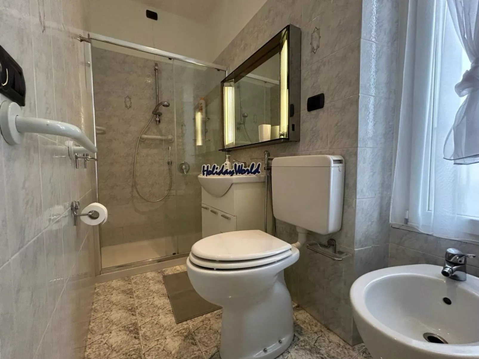 Il Cielo Con Un Dito by Holiday World-Binnen