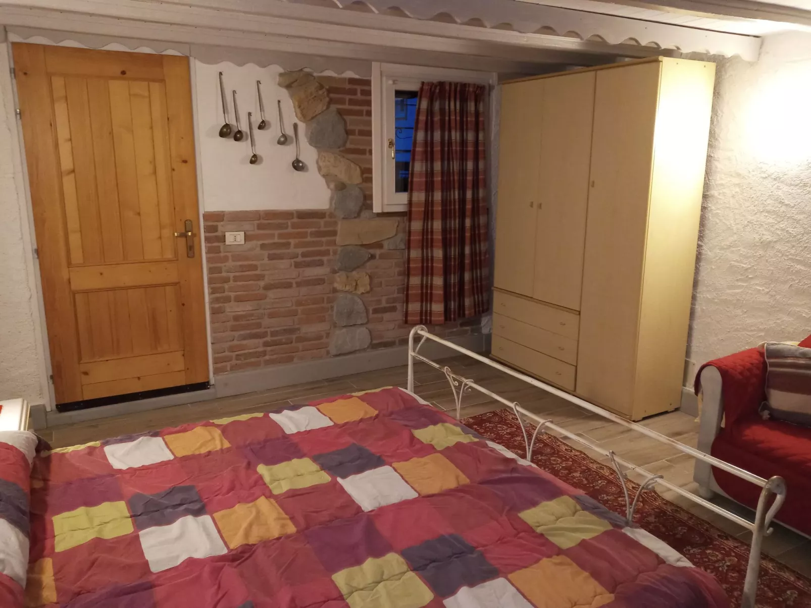 Freistehendes Haus mit eingezäuntem Privatgarten-Binnen